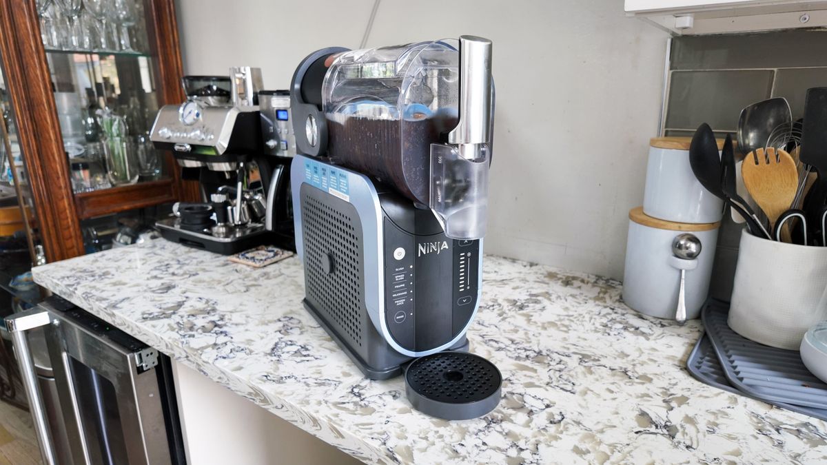 סקירת Ninja Slushi: האם לקנות או לדלג עליה? מאת קייט קוזוץ' שפורסמה ב-24 באוגוסט 24 הנינג'ה סלושי הוא מכשיר מהנה להפיכת נוזלים לרפש במהירות, בשקט ובמינימום ניקוי. אבל אם אתה יודע את האזהרות, האם שווה לקנות ב-299 דולר, או שכדאי לך לדלג על זה?