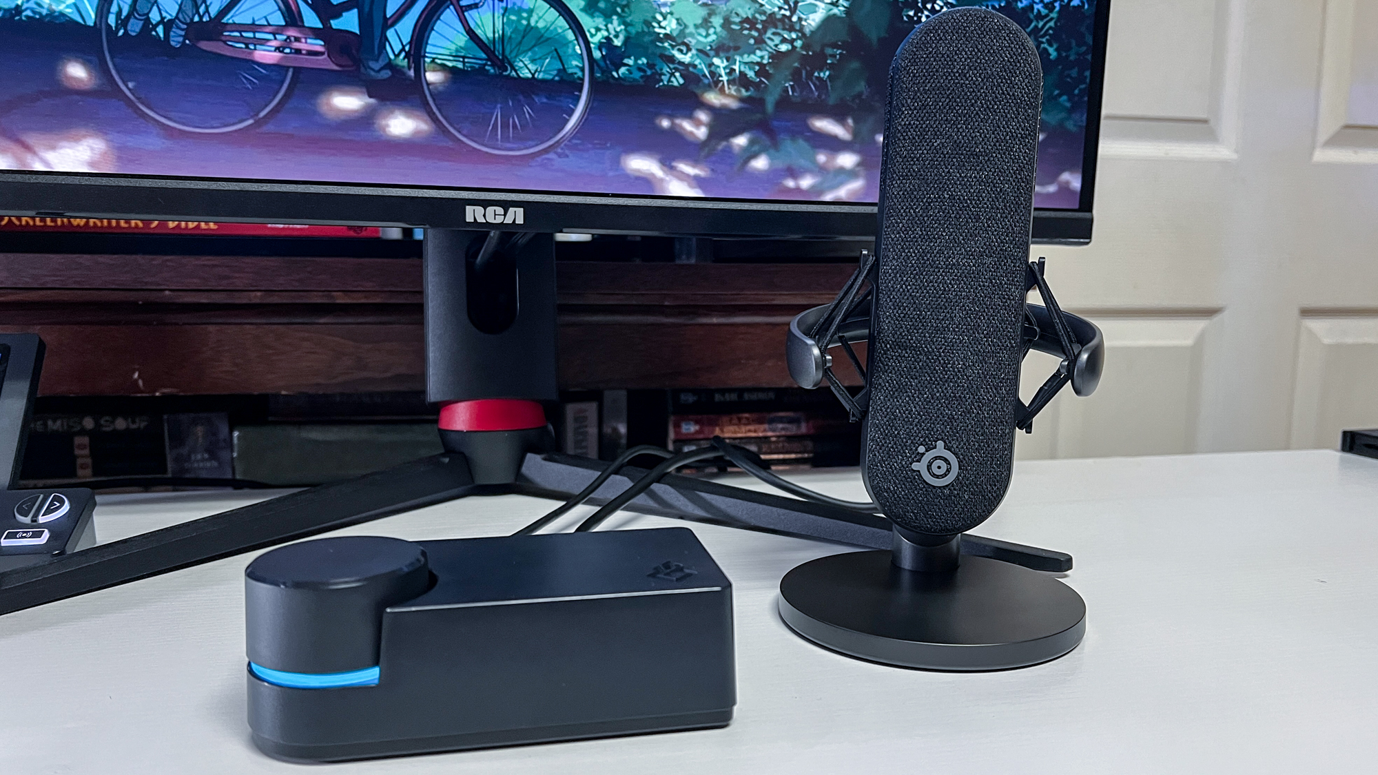 Beacn Studio עם SteelSeries Mic על השולחן