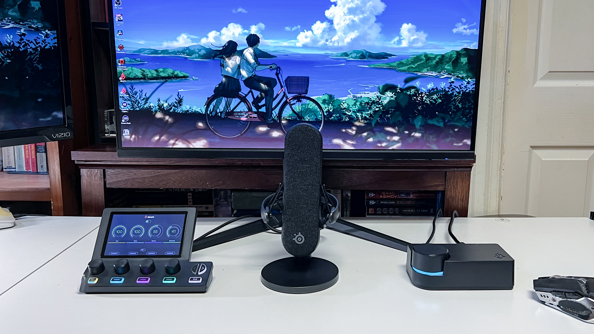 Beacn Studio על שולחן העבודה עם Mix Create ומיקרופון SteelSeries