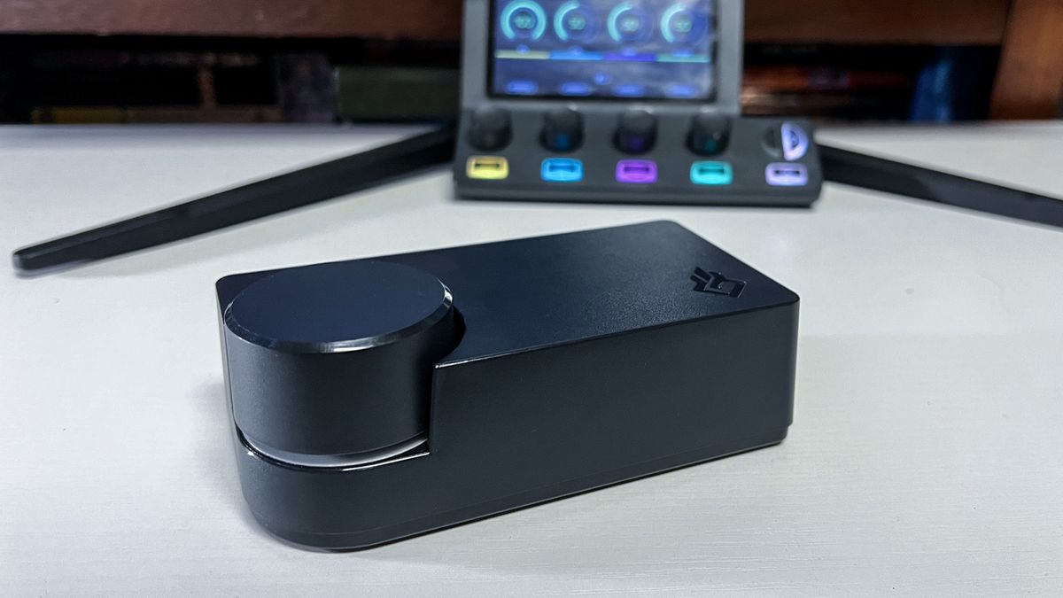 Beacn Studoi on desk with Beacn Mix Create