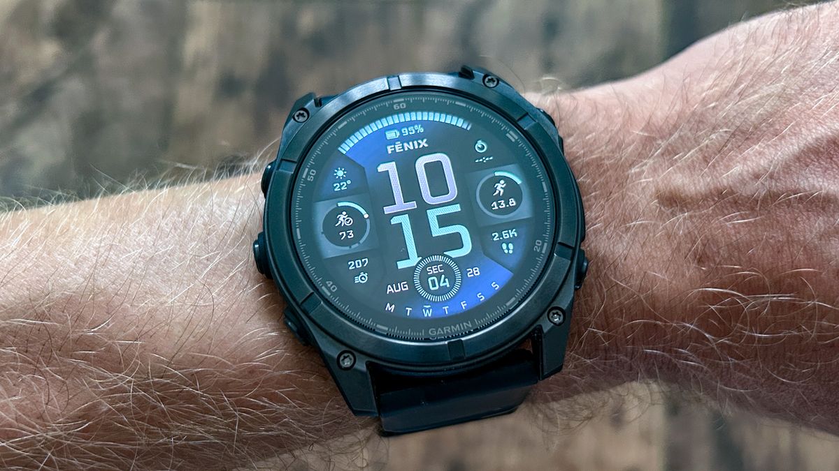 סקירה מעשית של Garmin Fenix ​​8: סוף סוף Fenix ​​AMOLED מאת Nick Harris-fry שפורסם ב-29 באוגוסט 24 עדיין לא דורג סדרת Garmin Fenix ​​8 מכילה אפשרויות AMOLED וטעינה סולארית ומציעה כמה שדרוגים שימושיים ב-Fenix ​​7 Pro, כולל מיקרופון ורמקול.
