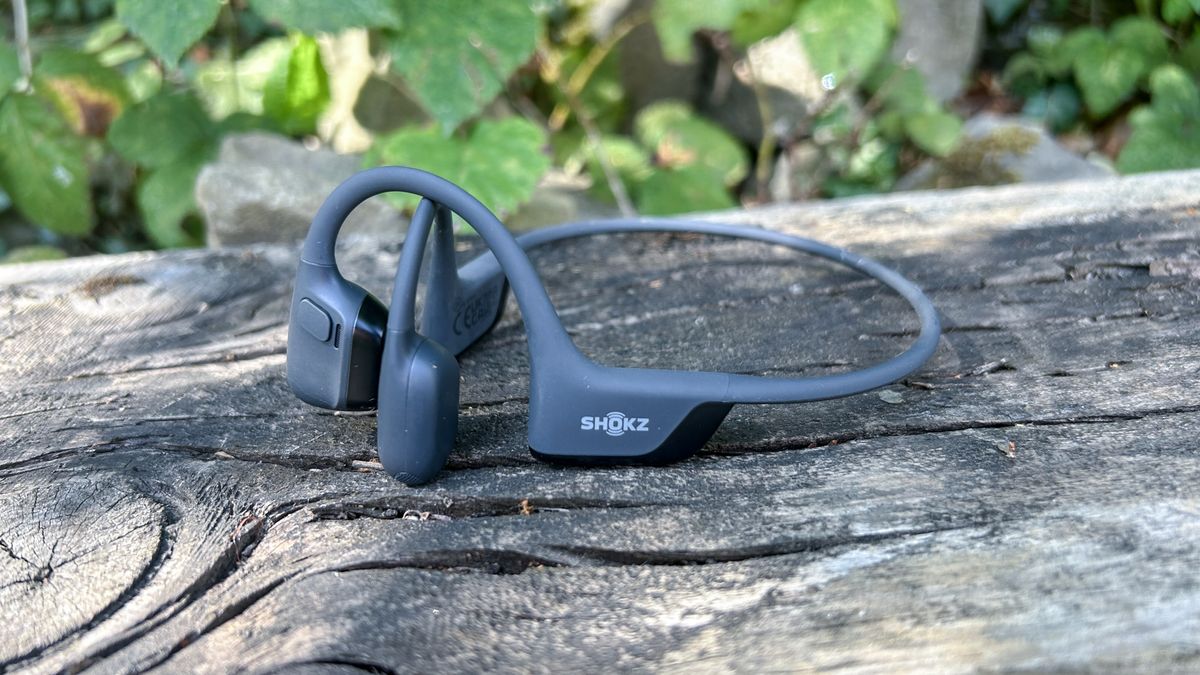 סקירת Shokz OpenRun Pro 2 מאת Nick Harris-fry שפורסמה ב-30 באוגוסט 24. Shokz OpenRun Pro 2 מציעות איכות צליל משופרת והן האוזניות הטובות ביותר להולכת עצם לפעילויות חוצות, אך לא בהכרח התמורה הטובה ביותר.