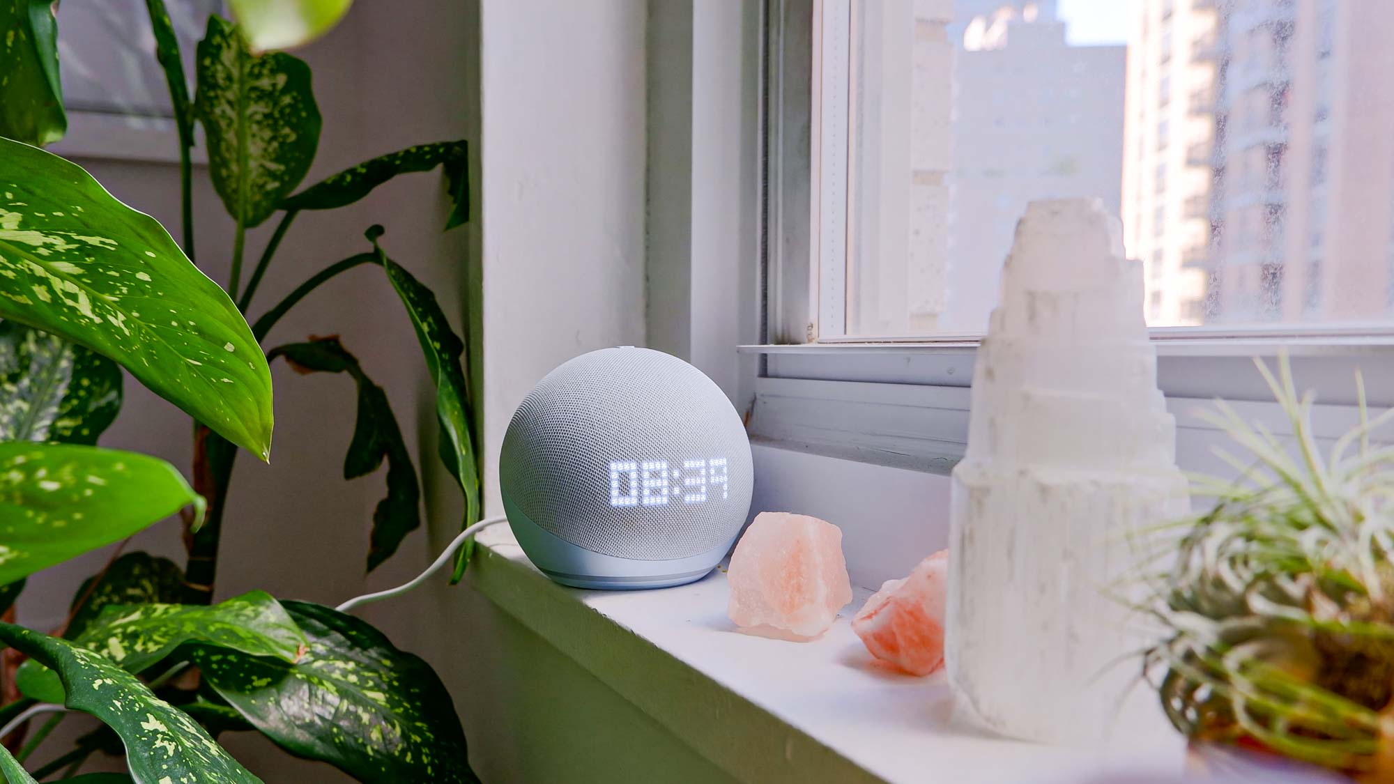 Amazon Echo Dot עם שעון (דור חמישי)