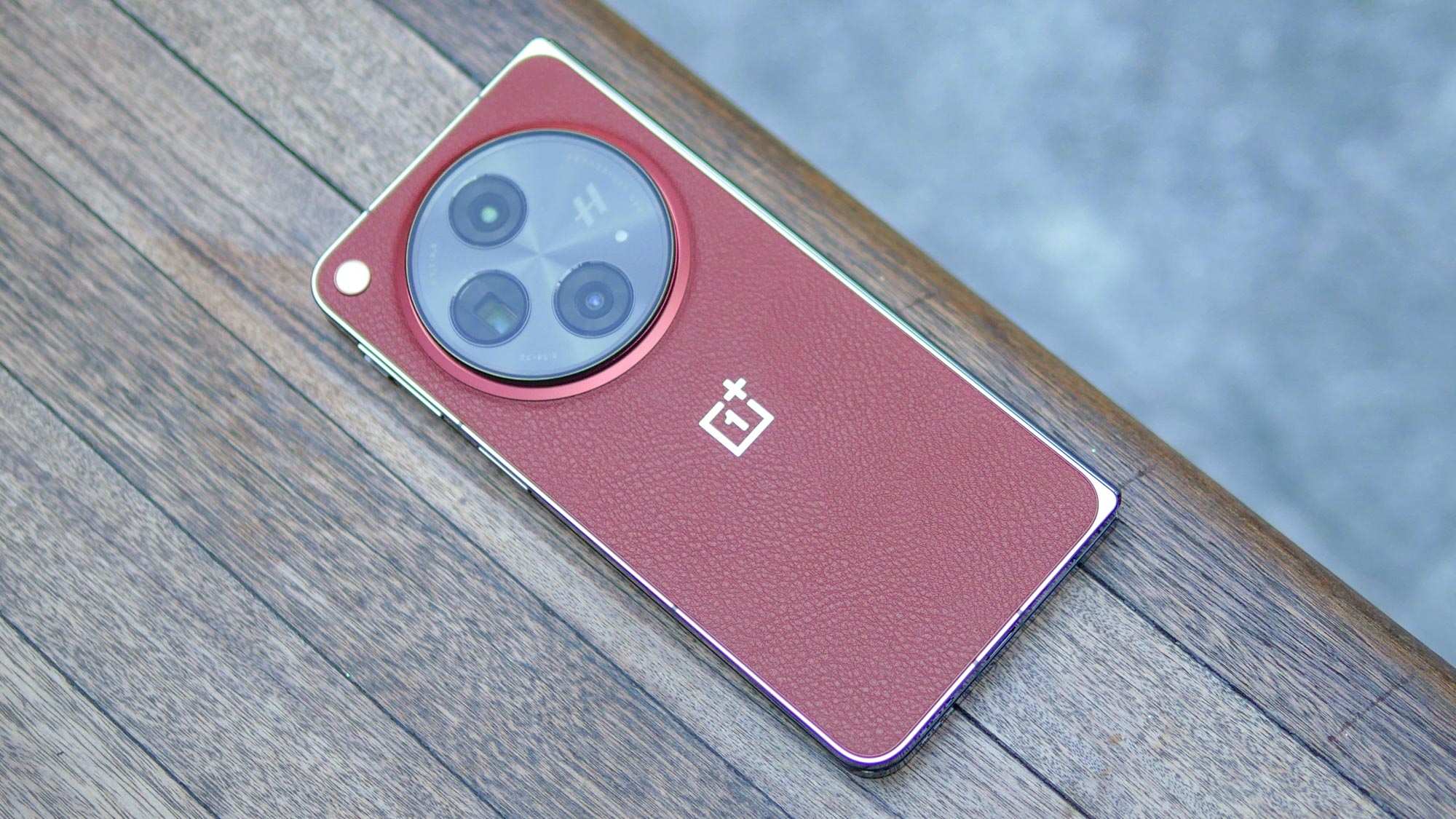 OnePlus Open Apex Edition מוחזק ביד.