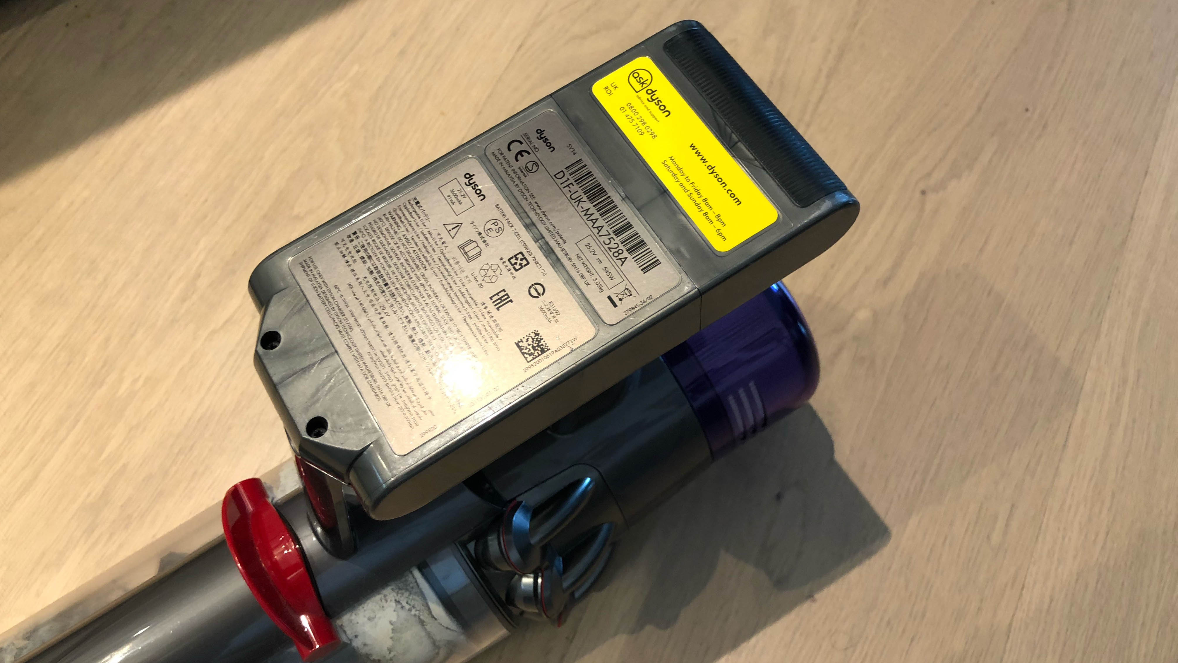 החלק התחתון של סוללת Dyson V11 אלחוטית עם המספר הסידורי