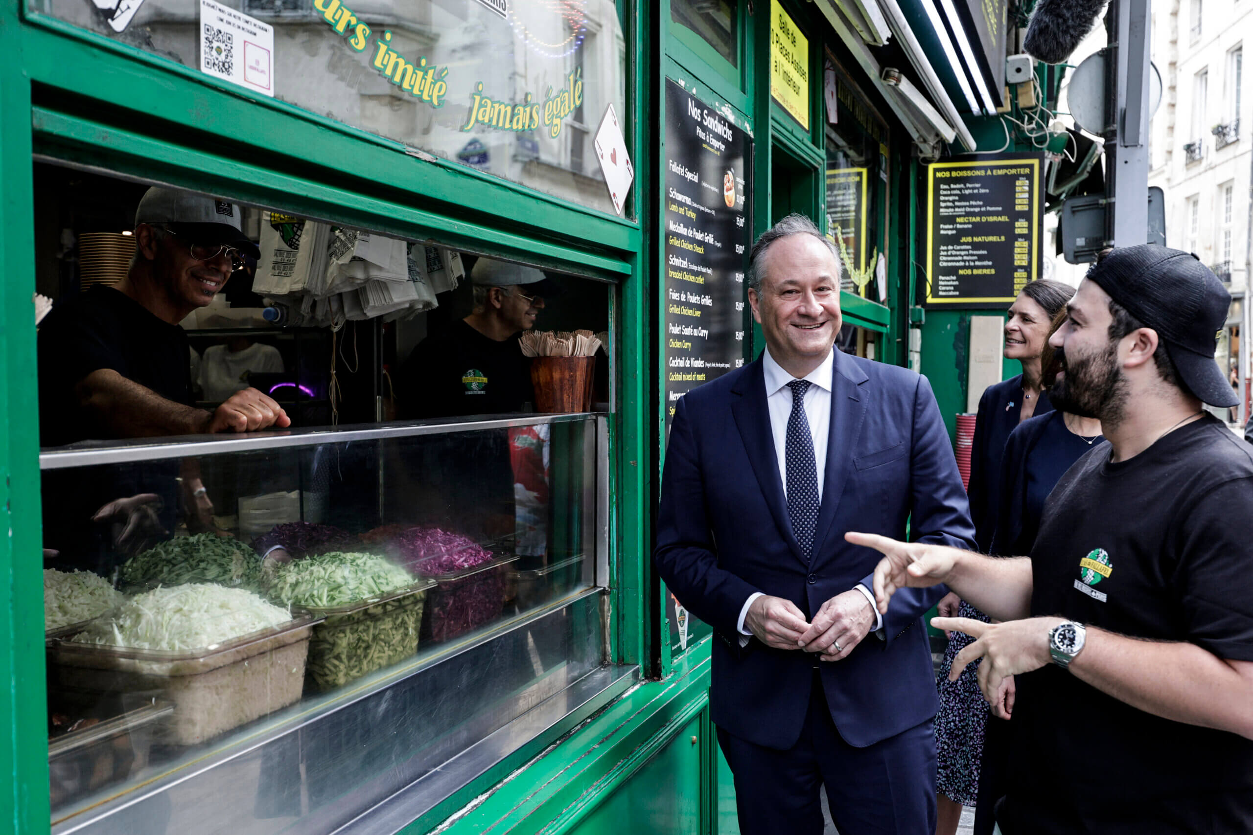 איך דאג אמהוף מגלם צורה מאוד ספציפית של שמחה יהודית הודעה מהמנכ"לית והמוציאה לאור שלנו רייצ'ל פישמן פדרסן