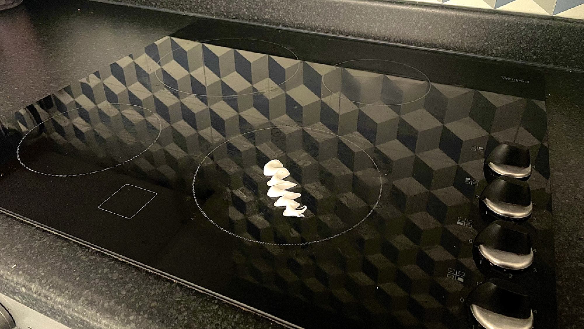 משחת שיניים על השיש במטבח