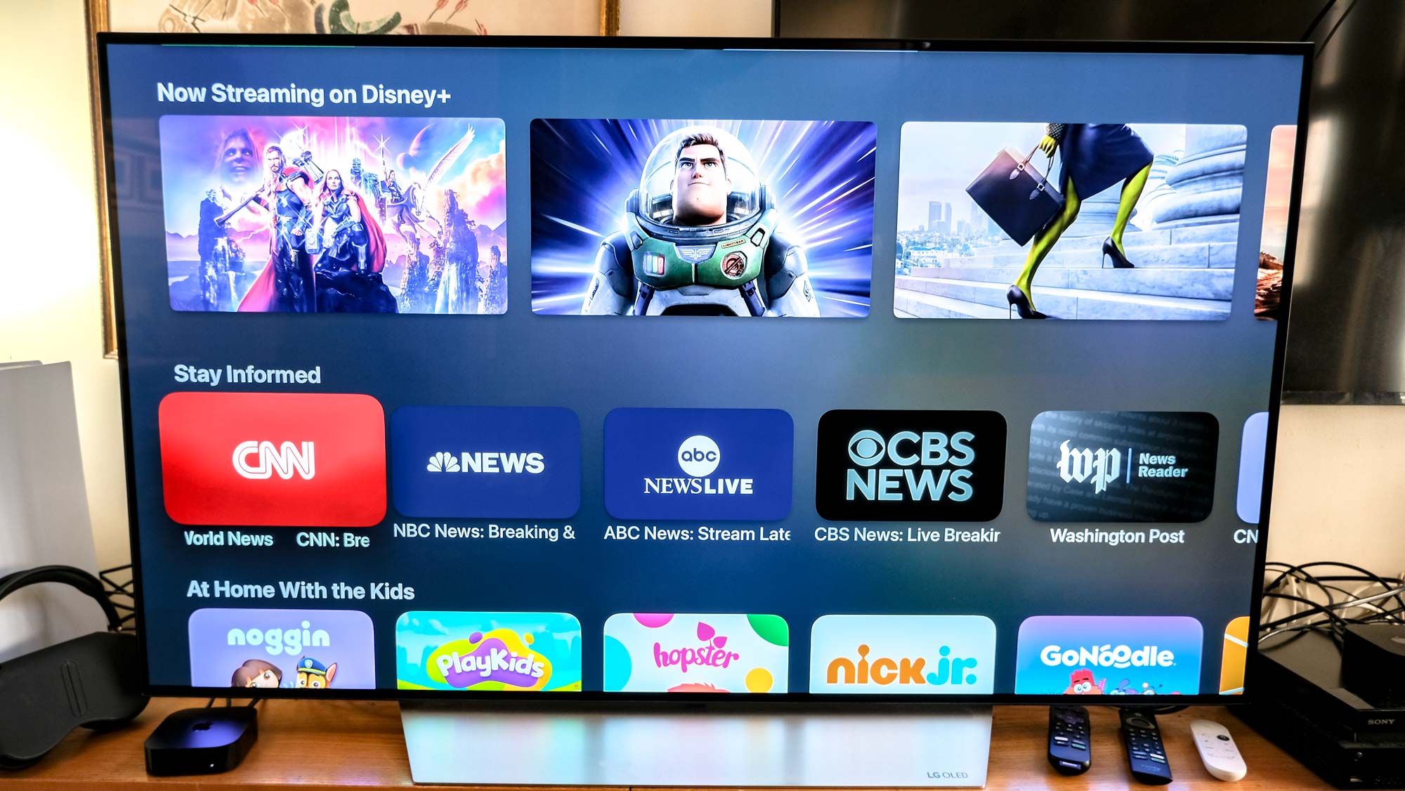 חנות האפליקציות tvOS בטלוויזיה המחוברת ל-Apple TV 4K (2022)