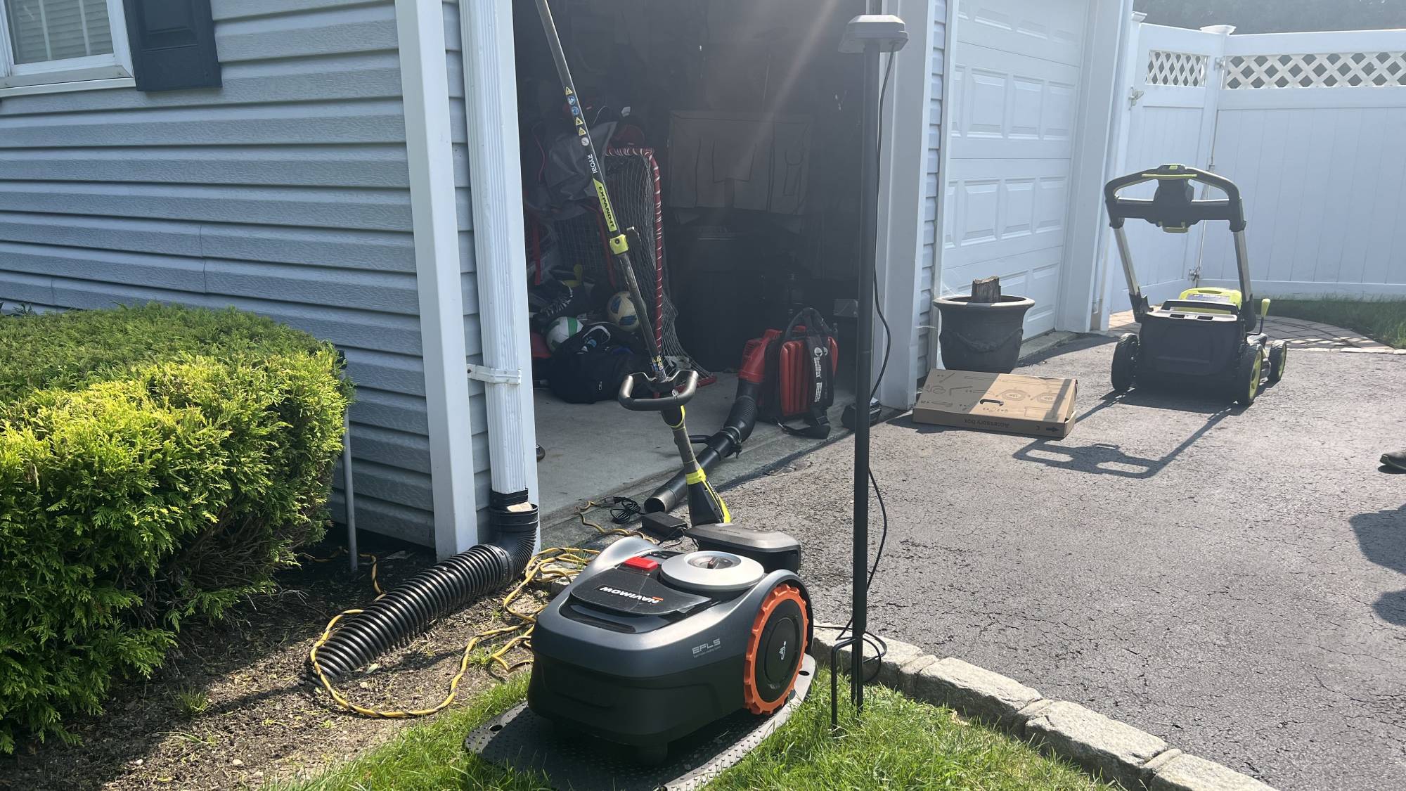 תחנת בסיס Navimow בפינת החצר