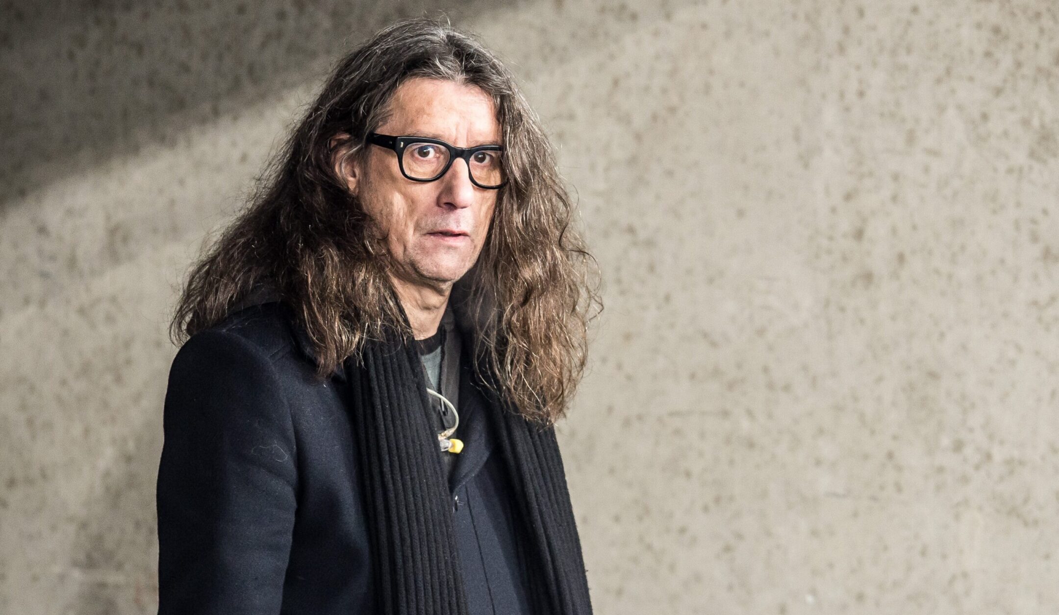 סופר בלגי פופולרי כתב שהוא רצה 'לטרוף סכין חדה' דרך כל יהודי שהוא פוגש. הוא אומר שזו הייתה סאטירה. הודעה מהמנכ"ל והמו"ל שלנו רחל פישמן פדרסן