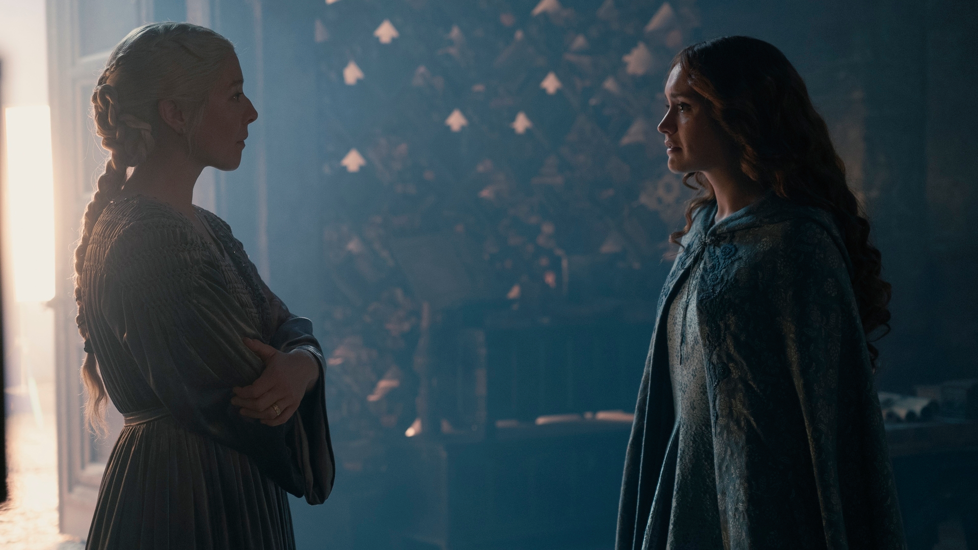 ראנירה (אמה ד'ארסי) ואליסנט (אוליביה קוק) באמצע השיחה כפי שניתן לראות ב "בית הדרקון" עונה 2 פרק 8