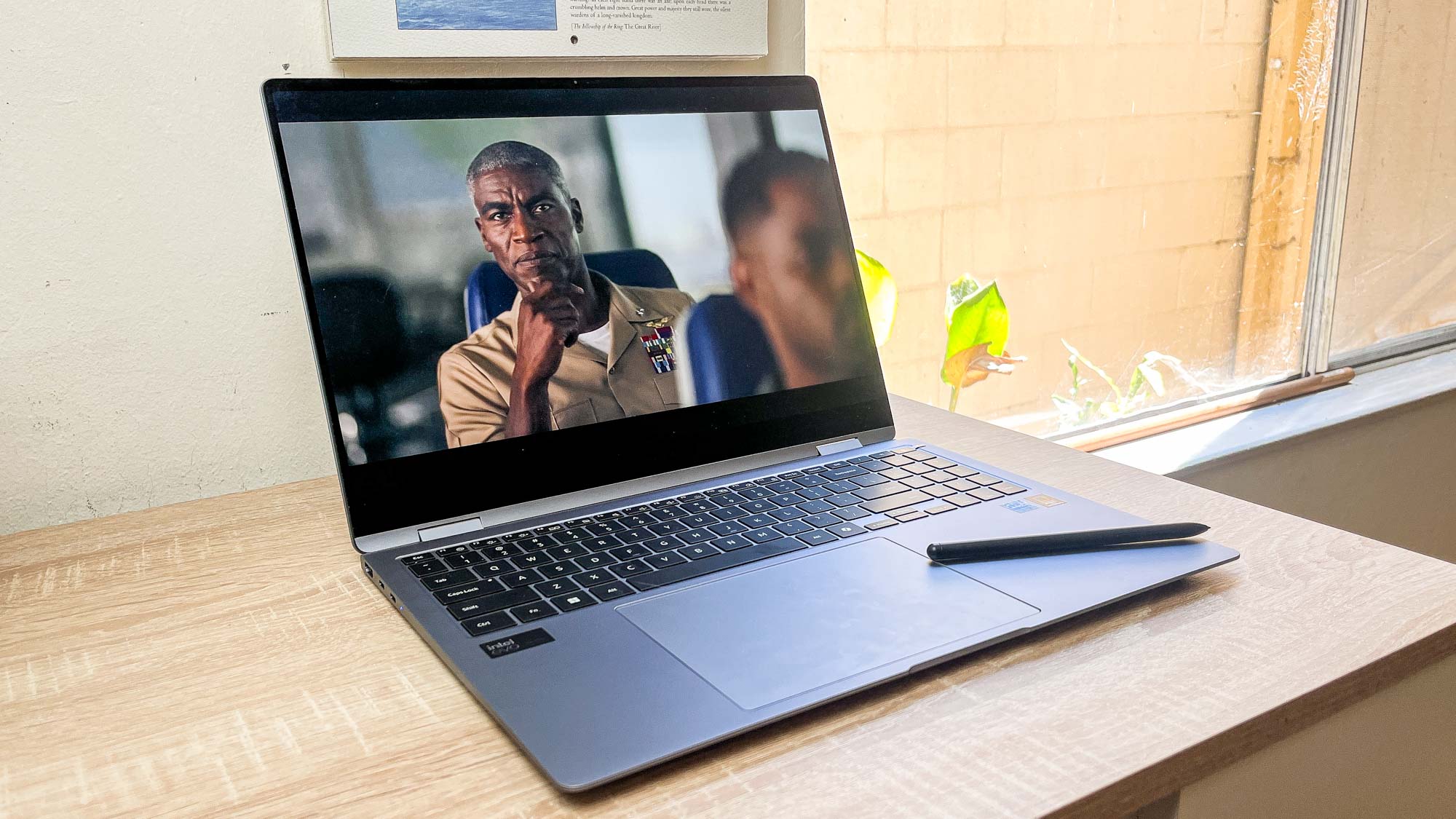יחידת סקירה של Samsung Galaxy Book 4 Pro 360 על שולחן עבודה עם Windows 11