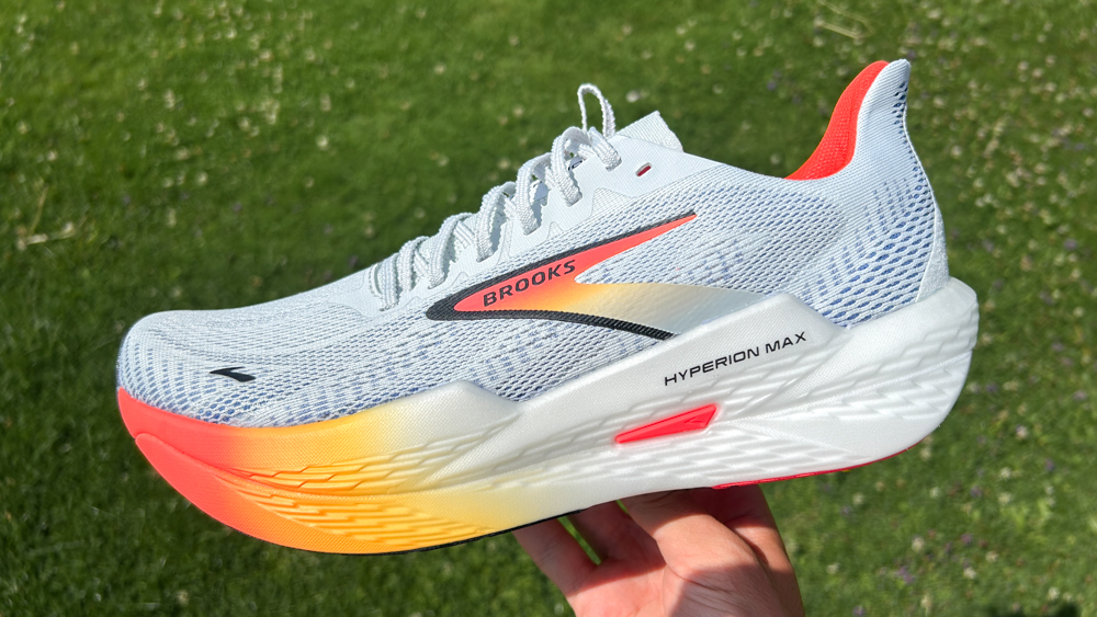 אדם המחזיק את נעל הריצה Brooks Hyperion Max 2