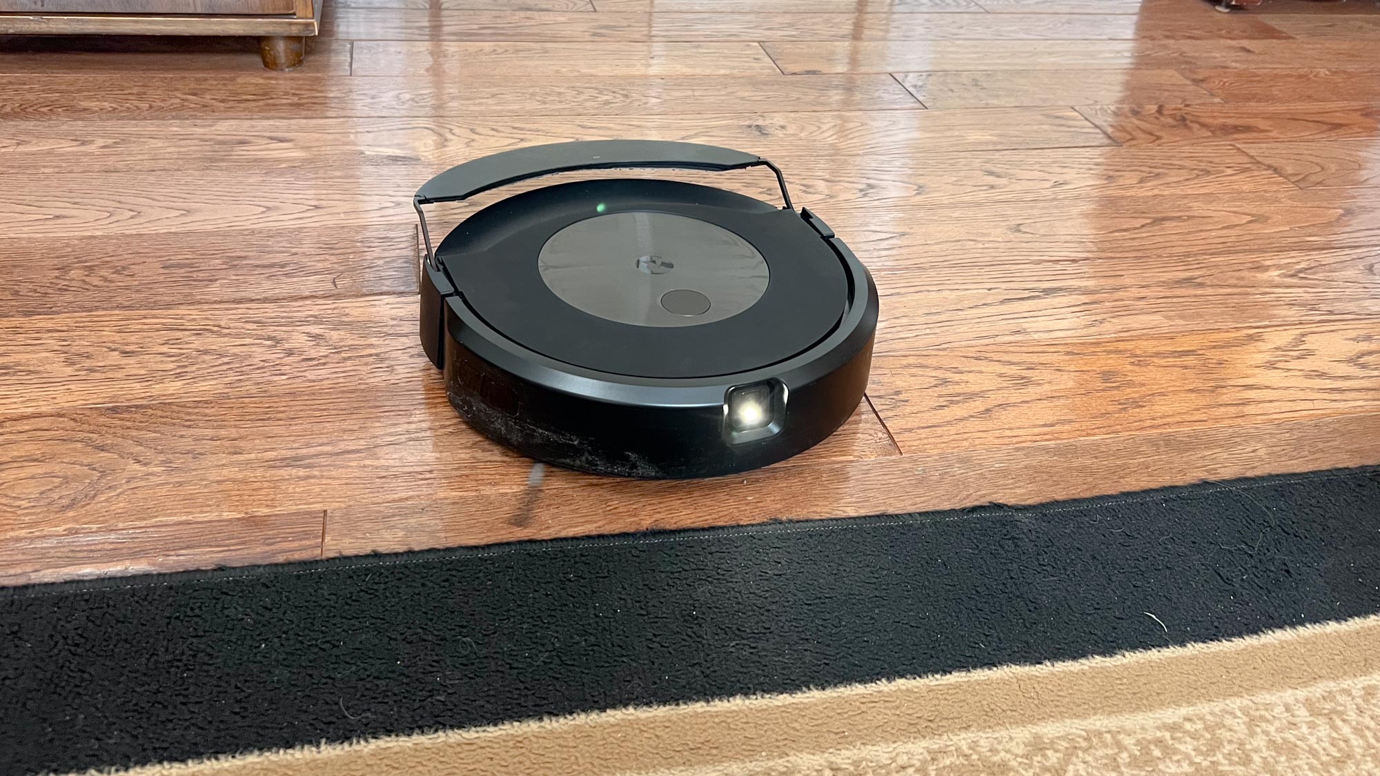 Roomba J9+ רובוט ואקום ומגב מוצגים על הרצפה