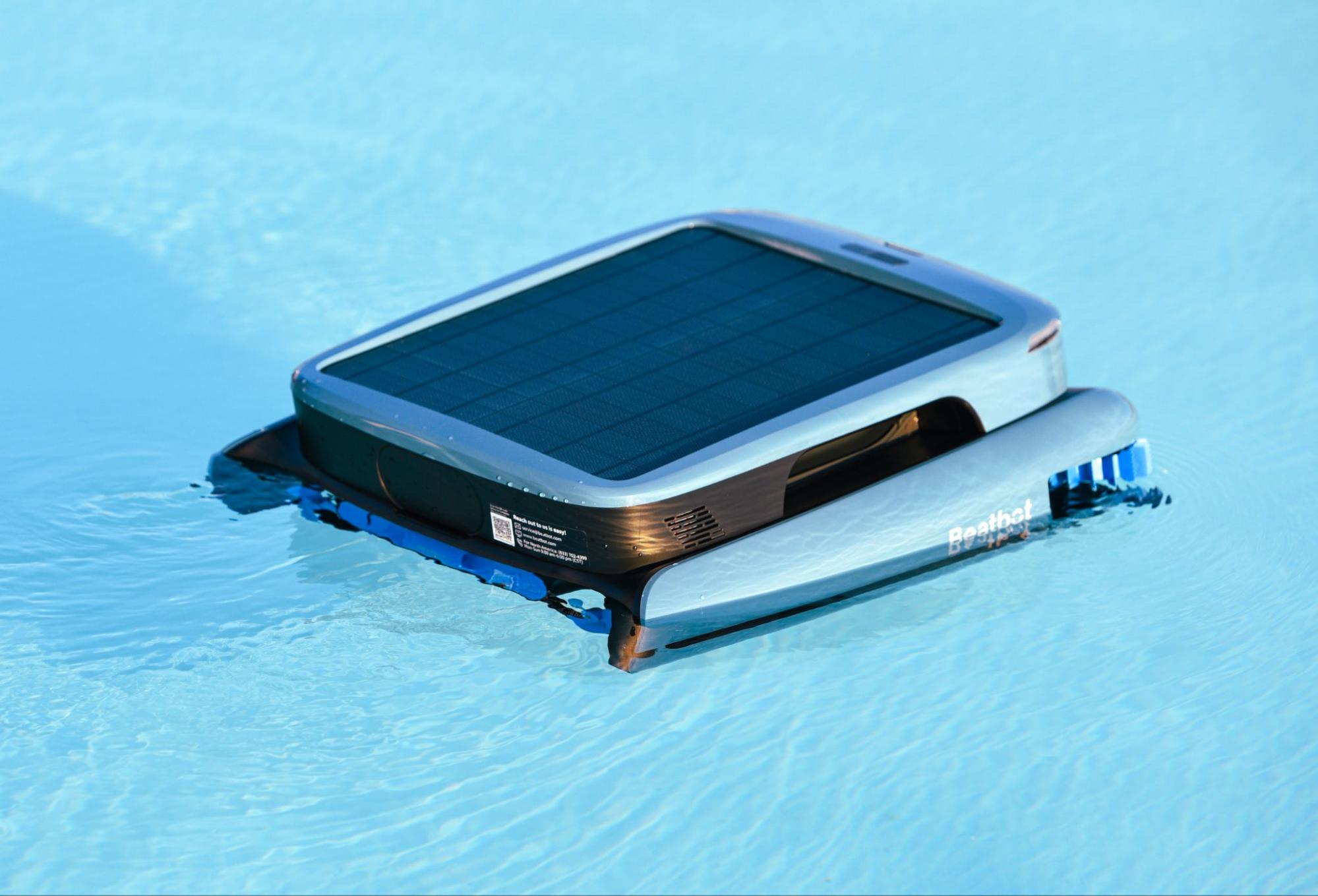 Beatbot iSkim Ultra הוא מנקה בריכה רובוטי ראשון מסוגו.