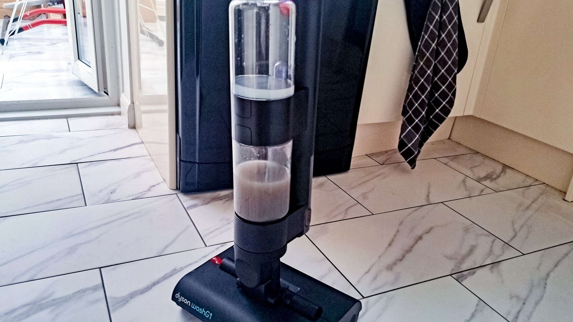 מנקה רצפה רטוב של Dyson WashG1 מים מלוכלכים