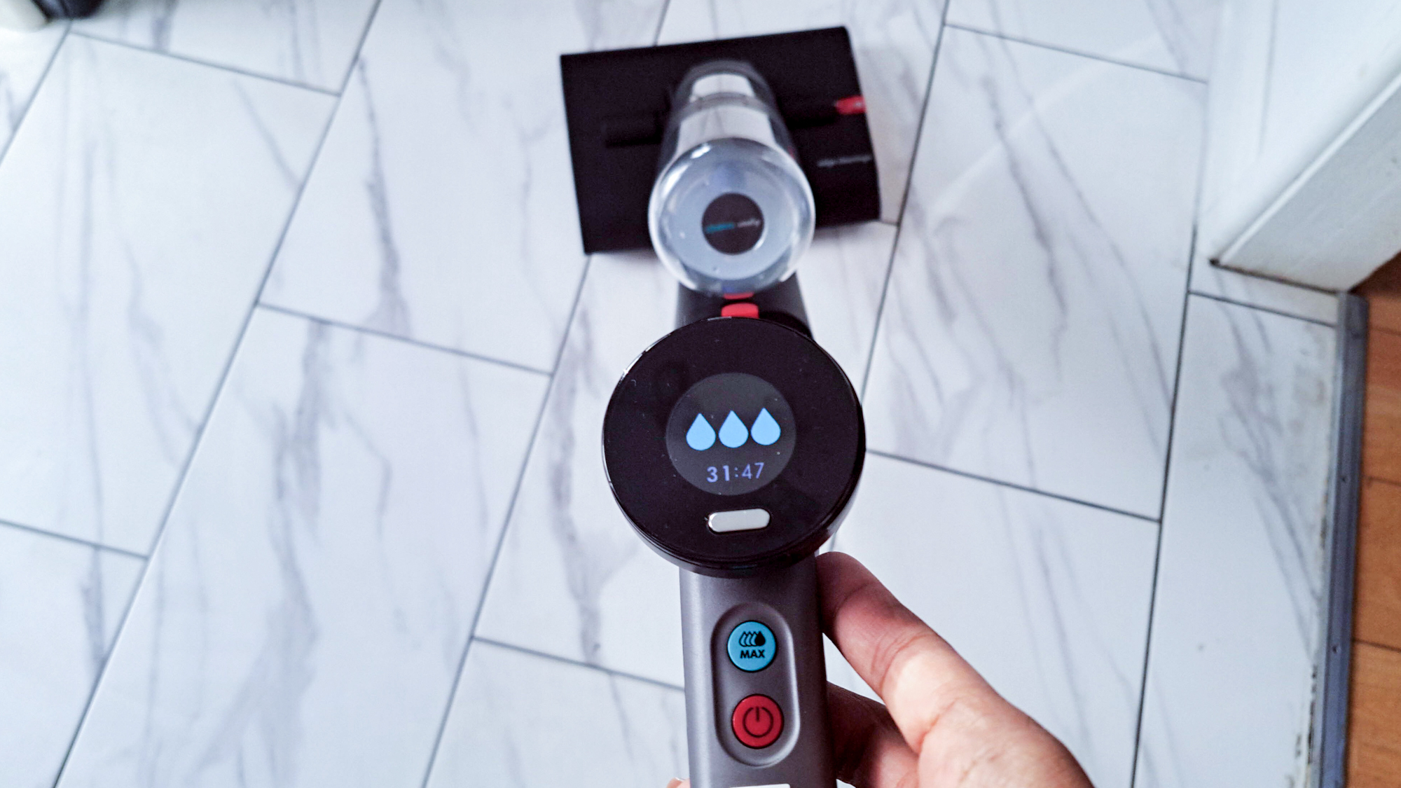 מנקה רצפות רטוב של Dyson WashG1 באריחים לבנים