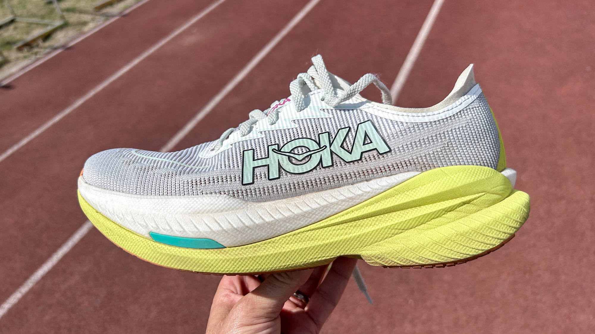 נעלי ריצה Hoka Mach X2 ביד אדם על מסלול ריצה