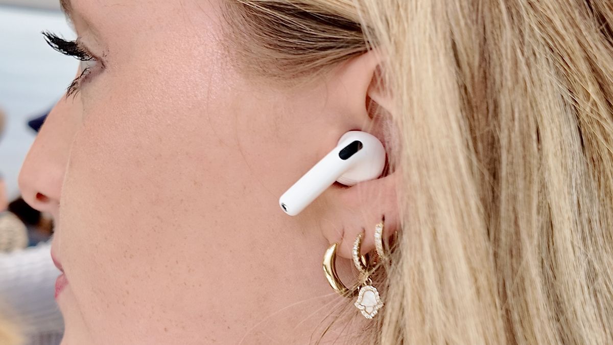 Apple AirPods 4 מעשי: קשה לנצח ביטול רעשים אקטיבי טוב בפחות מ-$180 מאת Kate Kozuch שפורסם ב-10 בספטמבר 24 עדיין לא דורג ה-AirPods 4 וה-AirPods 4 עם ביטול רעשים אקטיבי מביאים את מערך האוזניות האלחוטיות של אפל אל היום המודרני. הנה הרושם הראשוני שלי לאחר שניסיתי אותם.