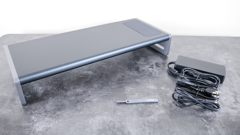 תחנת העגינה Anker 675 USB-C ליד מתאם החשמל שלה