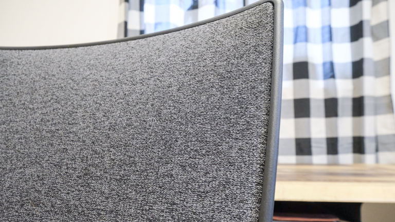 צילום מקרוב של משענת הרשת על כיסא המשימות Vari