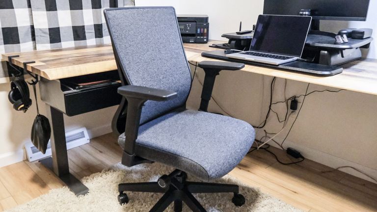 סקירת Vari Task Chair: כיסא משרדי נוח ללא מחיר פרימיום מאת Dan Cavallari פורסם ב-18 בספטמבר 24 The Vari Task Chair הוא כיסא משרדי במחיר סביר עם משענת רשת, תמיכה מותנית אקטיבית והוא מגיע במספר צבעים שונים.