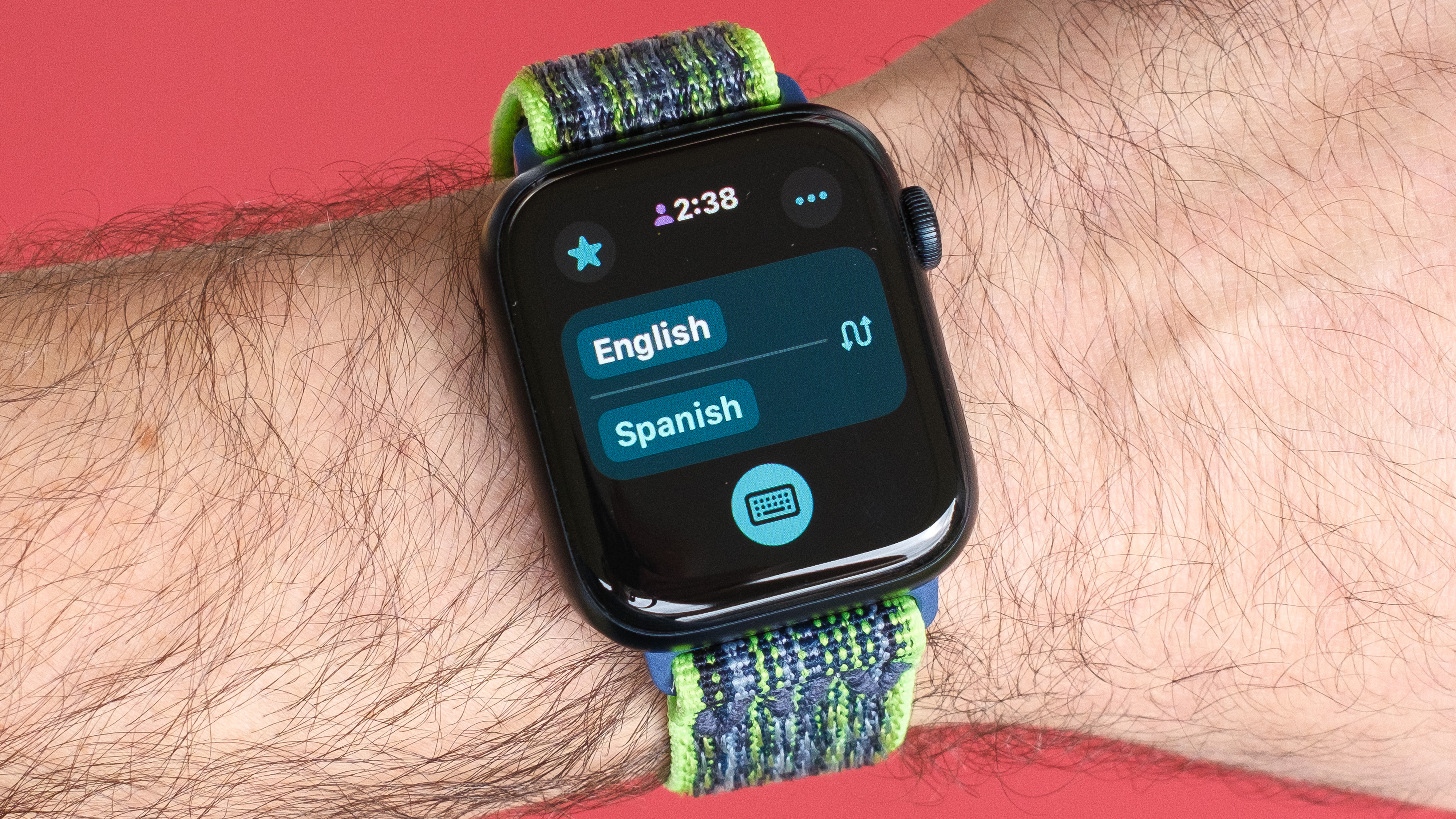 תמונת תקריב של Apple Watch SE 2022 על רקע אדום עם אפליקציית Translate החדשה המוצגת על המסך