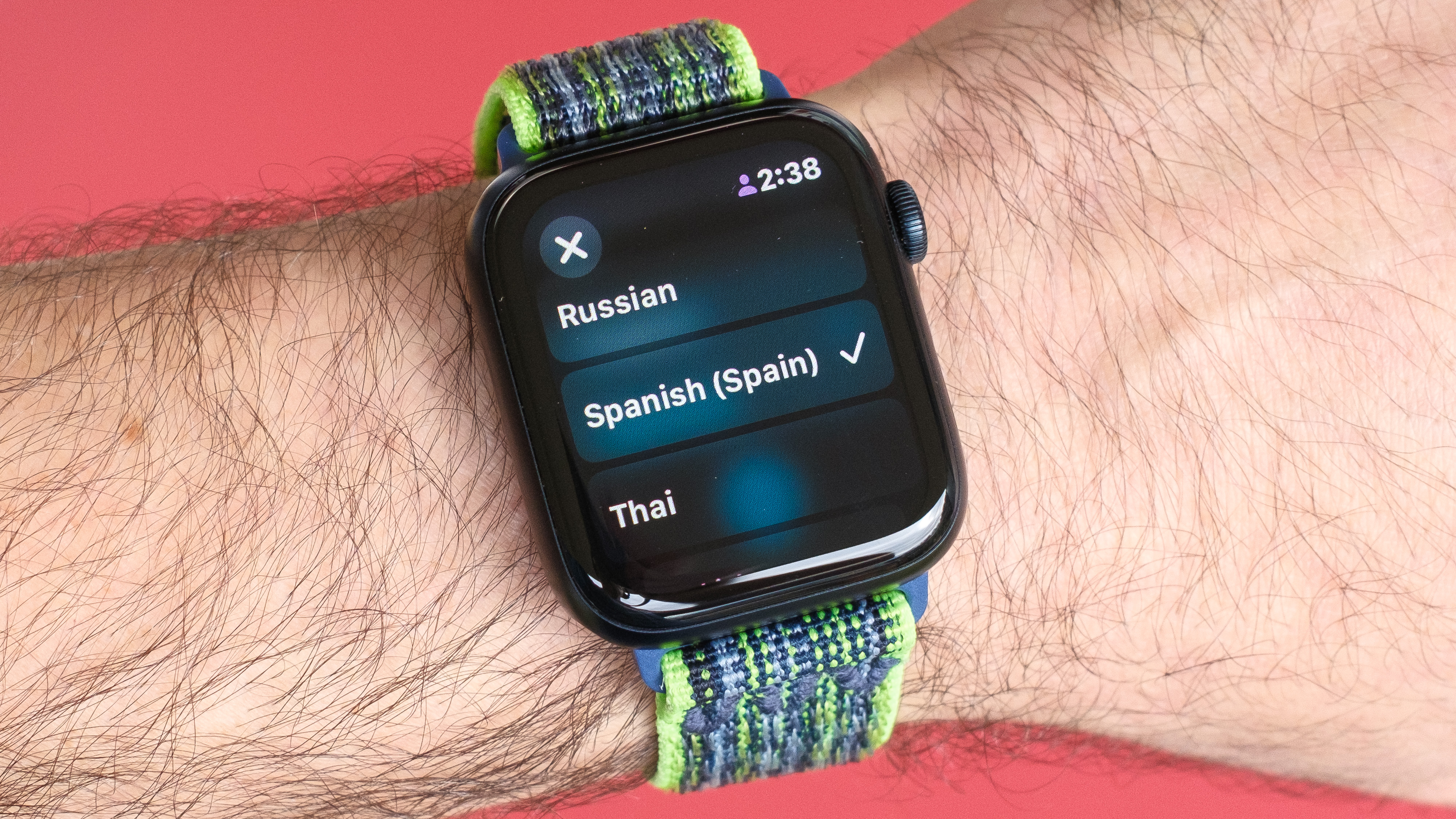 תמונת תקריב של Apple Watch SE 2022 על רקע אדום עם אפליקציית Translate החדשה המוצגת על המסך