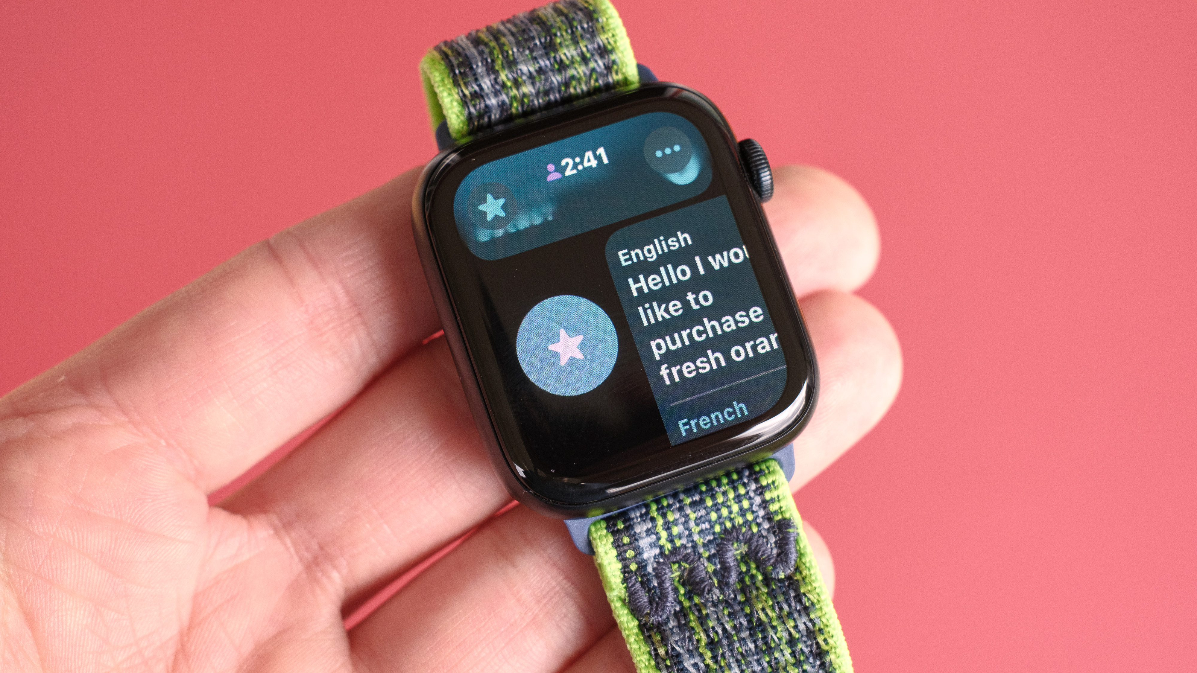 תמונת תקריב של Apple Watch SE 2022 על רקע אדום עם אפליקציית Translate החדשה המוצגת על המסך