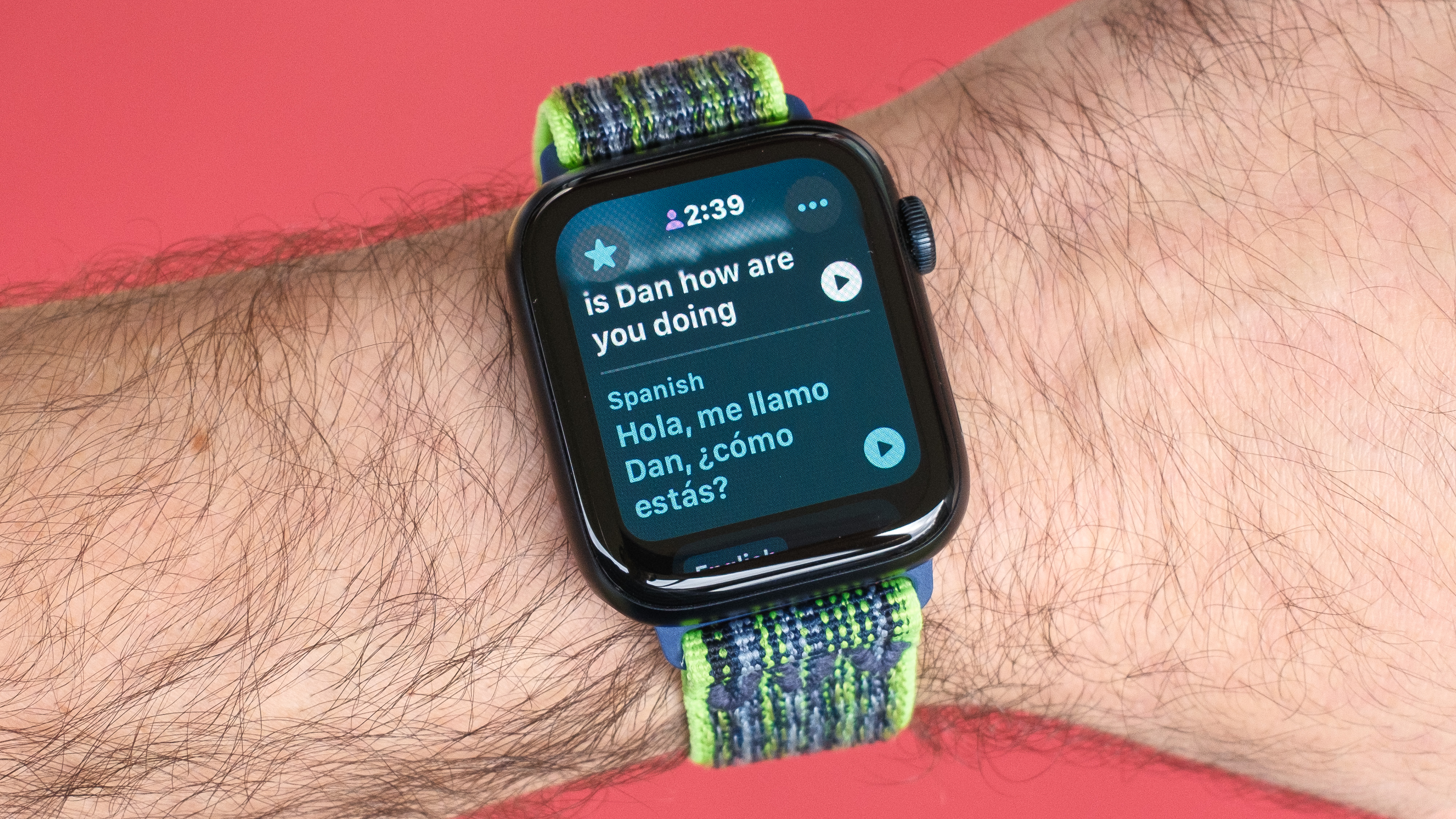 תמונת תקריב של Apple Watch SE 2022 על רקע אדום עם אפליקציית Translate החדשה המוצגת על המסך