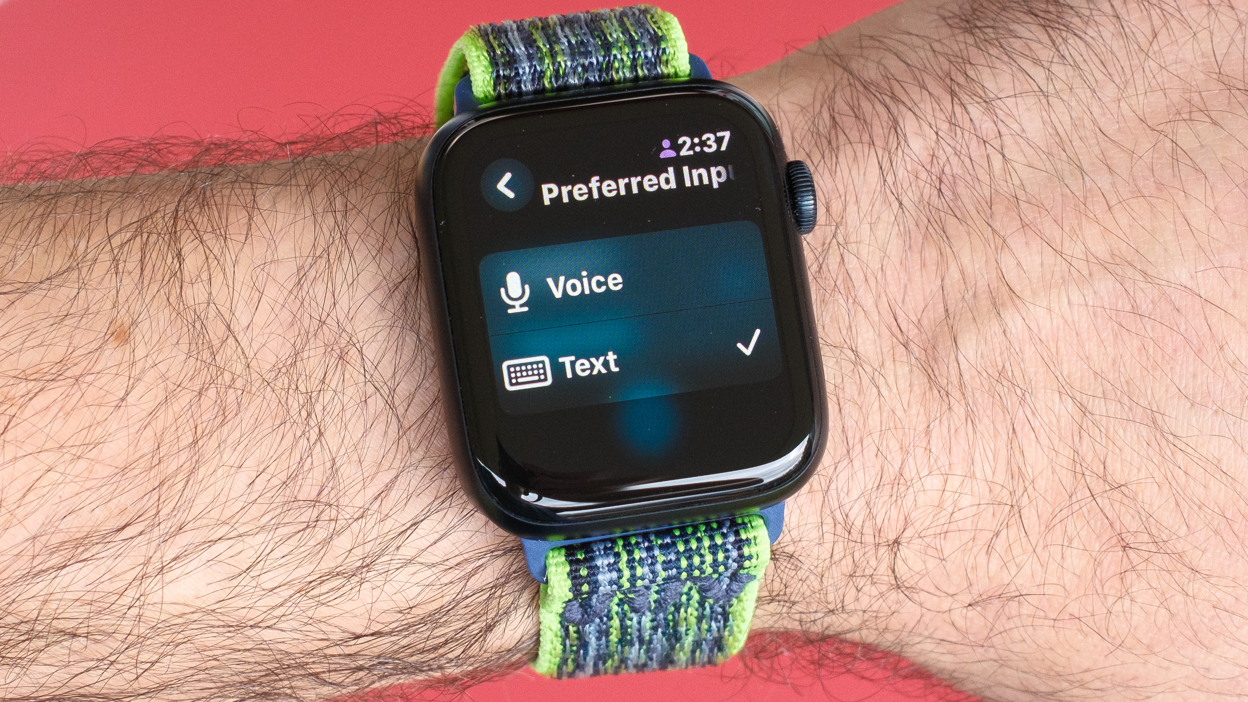 תמונת תקריב של Apple Watch SE 2022 על רקע אדום עם אפליקציית Translate החדשה המוצגת על המסך