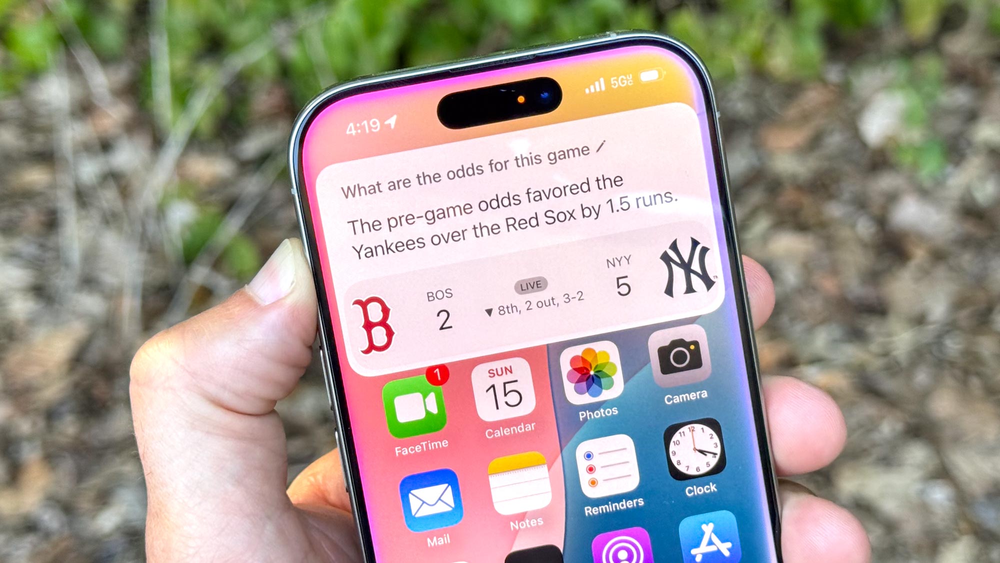 iPhone 16 Pro Max מוצג ביד