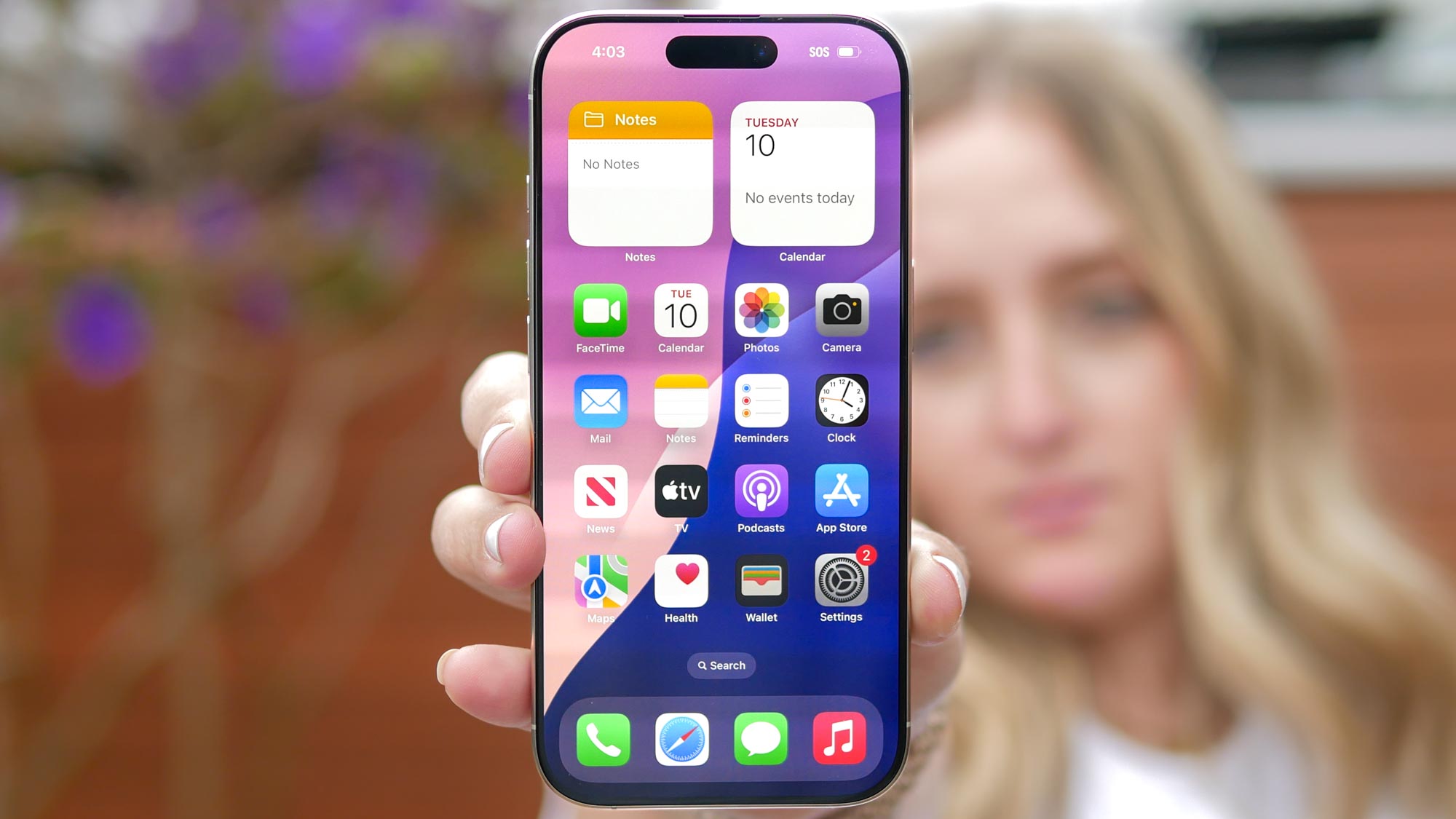 iPhone 16 Pro המוצג המוחזק ביד