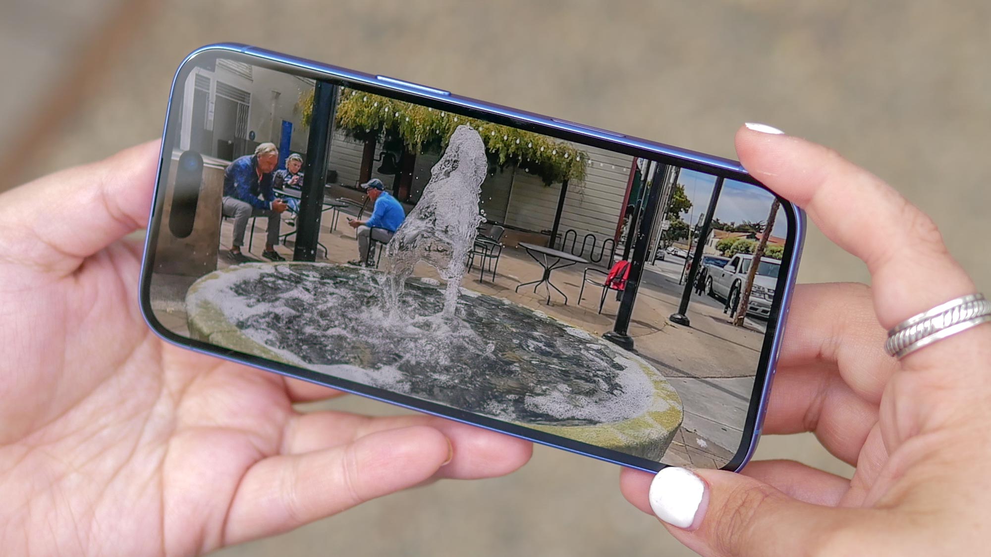 Apple iPhone 16 מוחזק ביד.