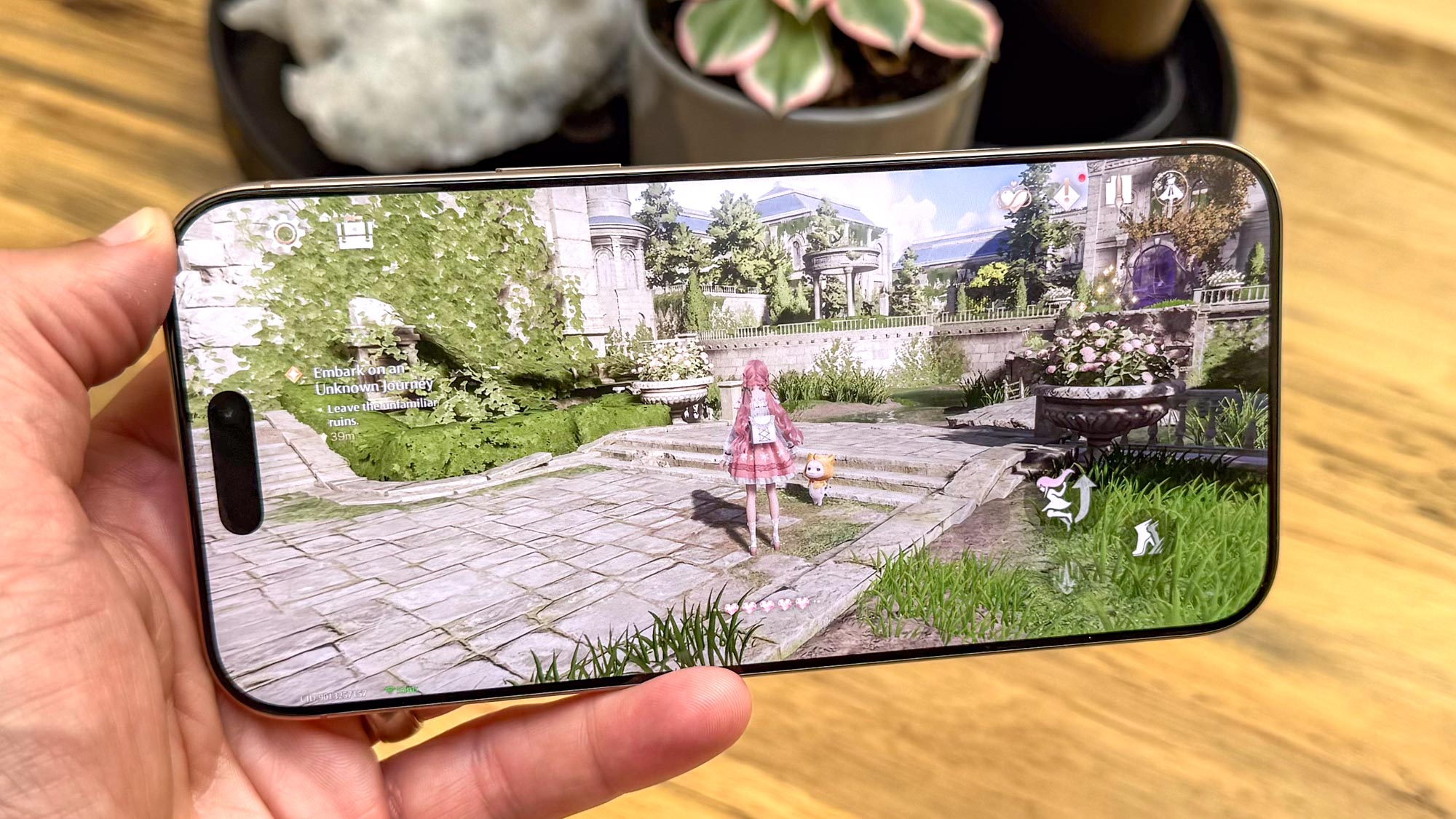 iPhone 16 Pro Max מוצג ביד