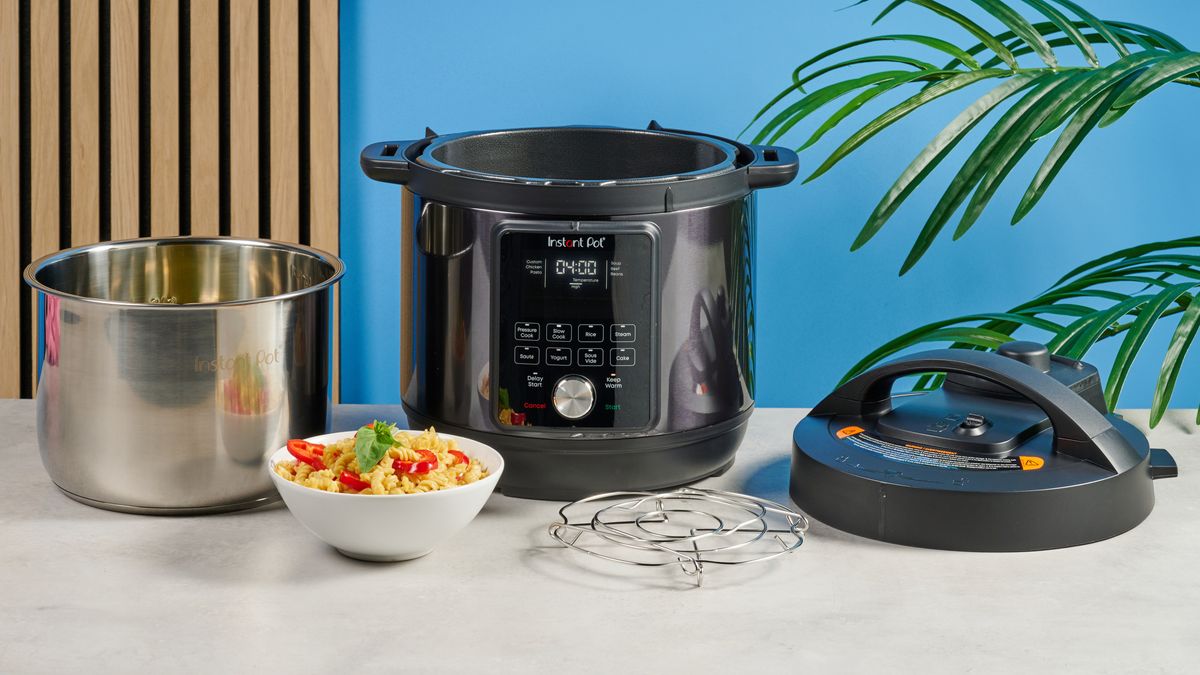 Instant Pot Duo Plus עם סקירת Whisper-Quiet: מכשיר אחד לכל צורכי הבישול שלך מאת ארין בשפורד פורסם ב-19 בספטמבר 24 The Duo Plus עם Whisper-Quiet הוא מכשיר בישול רב תכליתי שיכול להכין ארוחות ערב חמות תוך דקות. גם עם תפאורה לעוגה וגם עם תפאורה של אורז, אתה יכול להשתמש ב-Duo Plus ממנת פתיחה ועד קינוח.