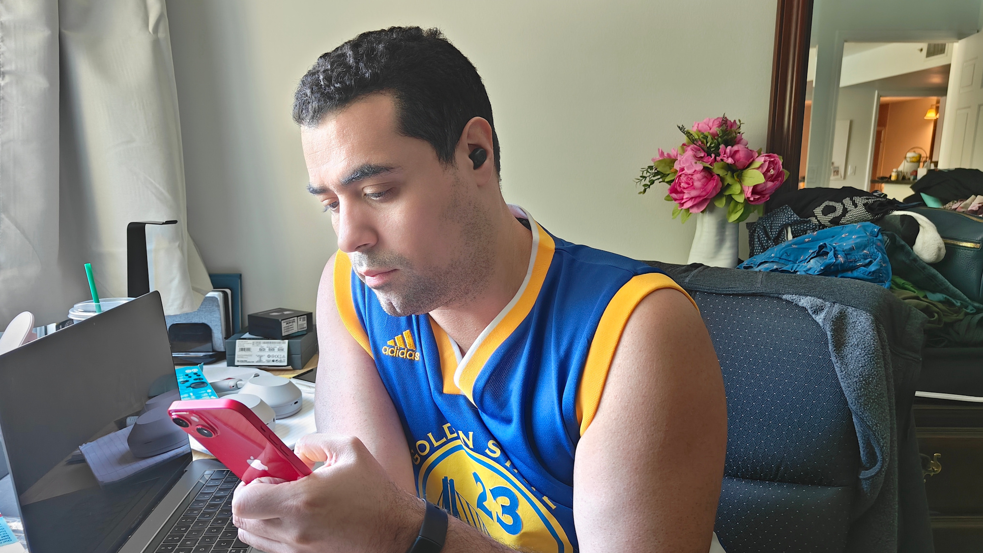 האוזניות האלחוטיות של JLab JBuds Mini בהתאמה מושלמת מאת Alex Bracetti ...