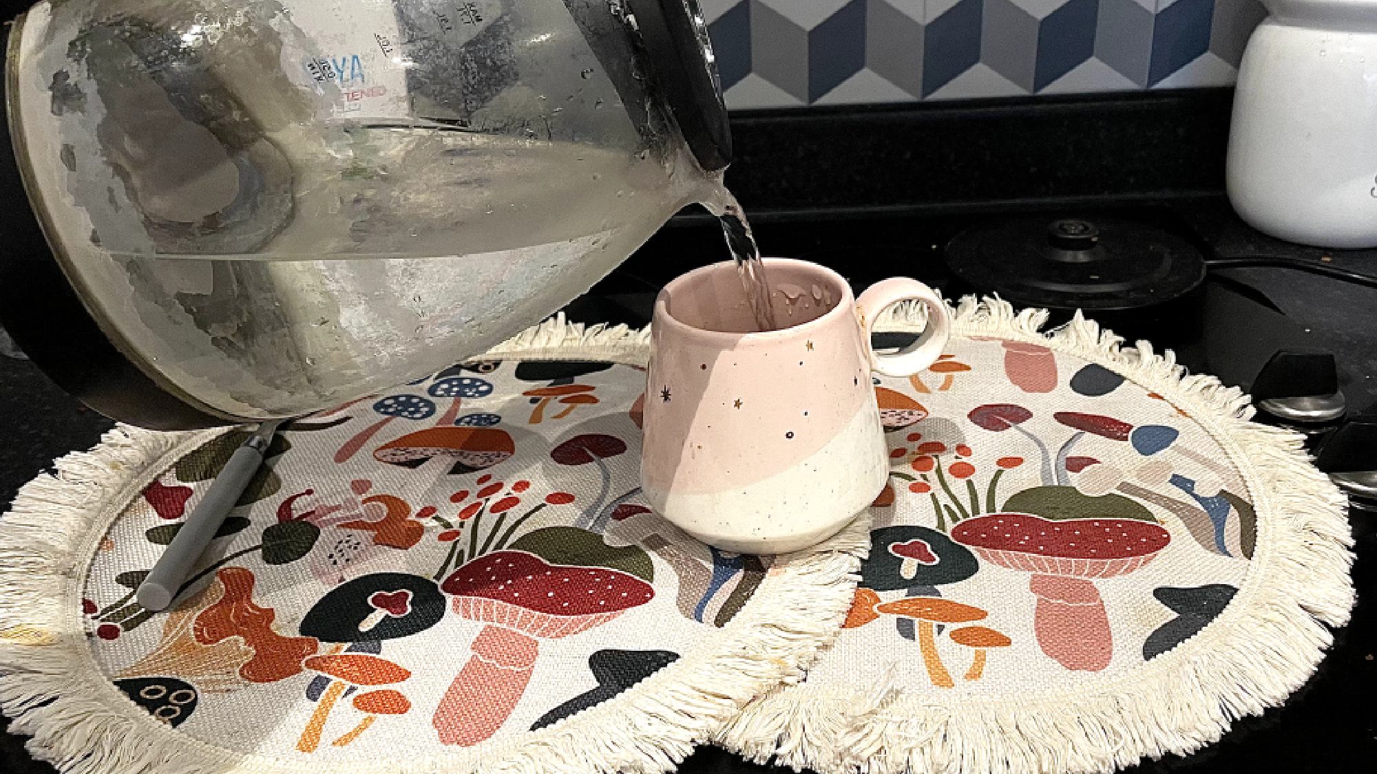 מים שפכו לתוך כוס