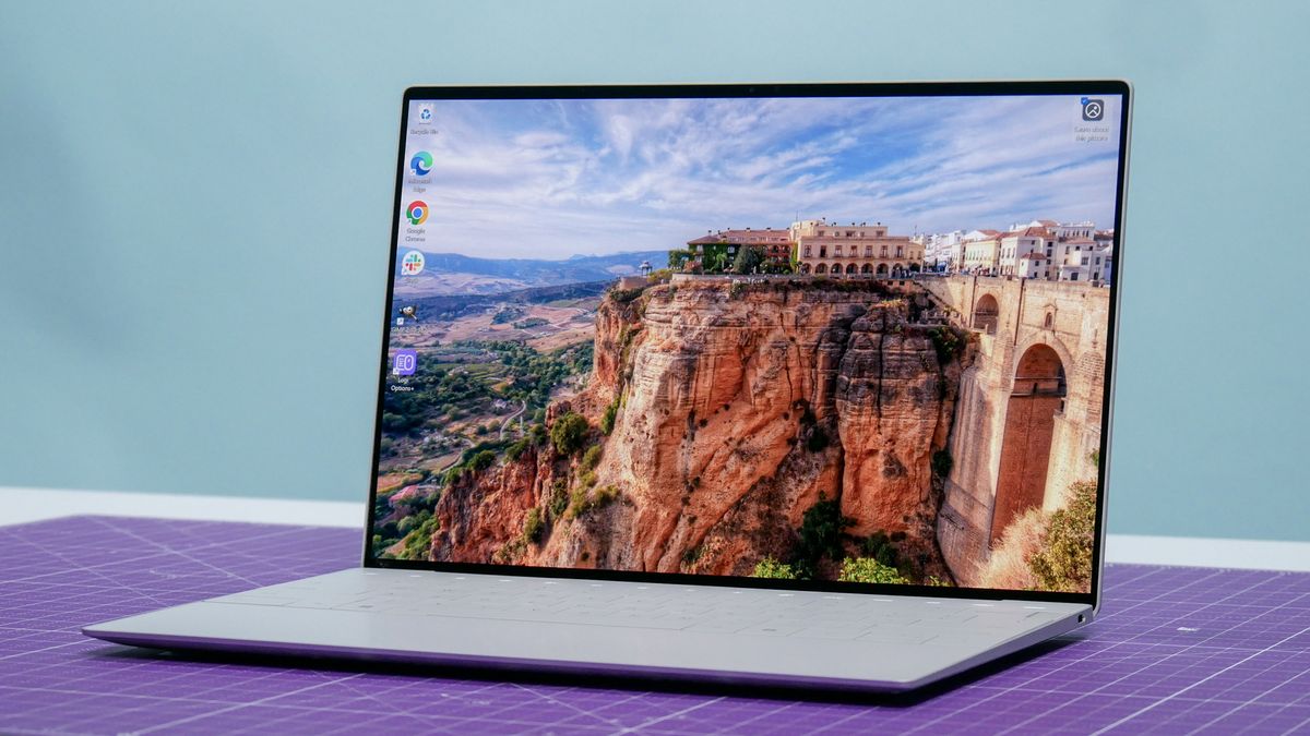 סקירת Dell XPS 13 (Lunar Lake): מחשב נייד ה-OLED הראשון בעולם כבש אותי מאת טוני פולנקו פורסם ב-24 בספטמבר ה-Dell XPS 13 החדש עם Lunar Lake אינו מציע ביצועים או חיי סוללה יוצאי דופן, אבל תצוגת ה-OLED הטנדם של הדגם הזה שווה המחיר.