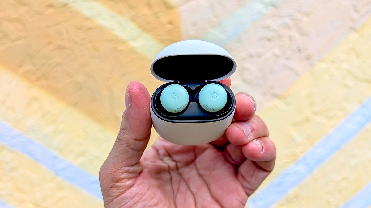 סקירת Google Pixel Buds Pro 2: אוזניות האנדרואיד הטובות ביותר אי פעם עם טריקים של בינה מלאכותית מאת Alex Bracetti שפורסמה ב-30 בספטמבר ה-Pixel Buds Pro 2 החדש של גוגל מספקות צליל נעים, ANC משמעותי ופונקציונליות בינה מלאכותית ייחודית באריזה אלגנטית וקטנה להפליא.