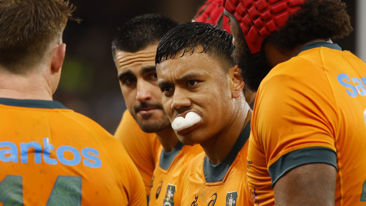 Noah Lolesio of the Wallabies looks to his players ahead of the Australia vs New Zealand live streams