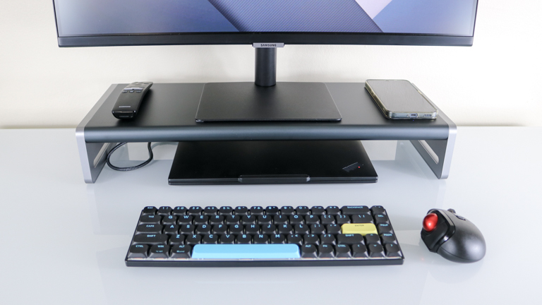 צילום מקרוב של צג על גבי ומחשב נייד מתחת לתחנת העגינה Anker 675 USB-C