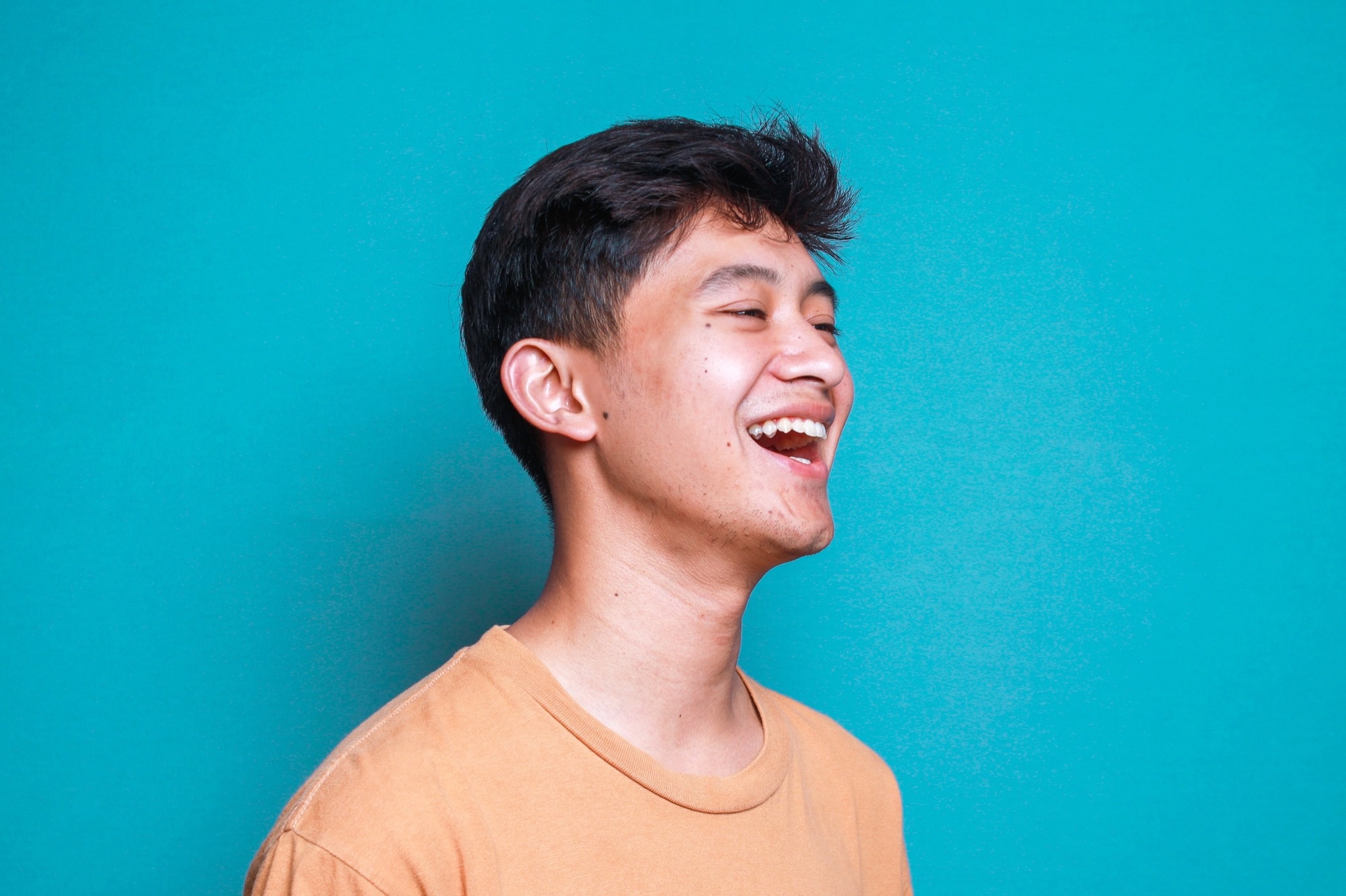 Study: Effect of laughter exercise versus 0.1% sodium hyaluronic acid on ocular surface discomfort in dry eye disease: non-inferiority randomised controlled trial. Image Credit: Gatot Adri/Shutterstock.com