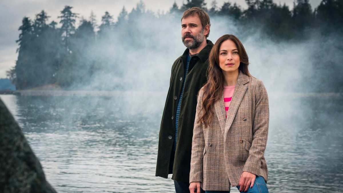 Rossif Sutherland (as Detective Karl Albert) and Kristin Kreuk (librarian Cassandra Mitchell) star in "Murder in a Small Town"
