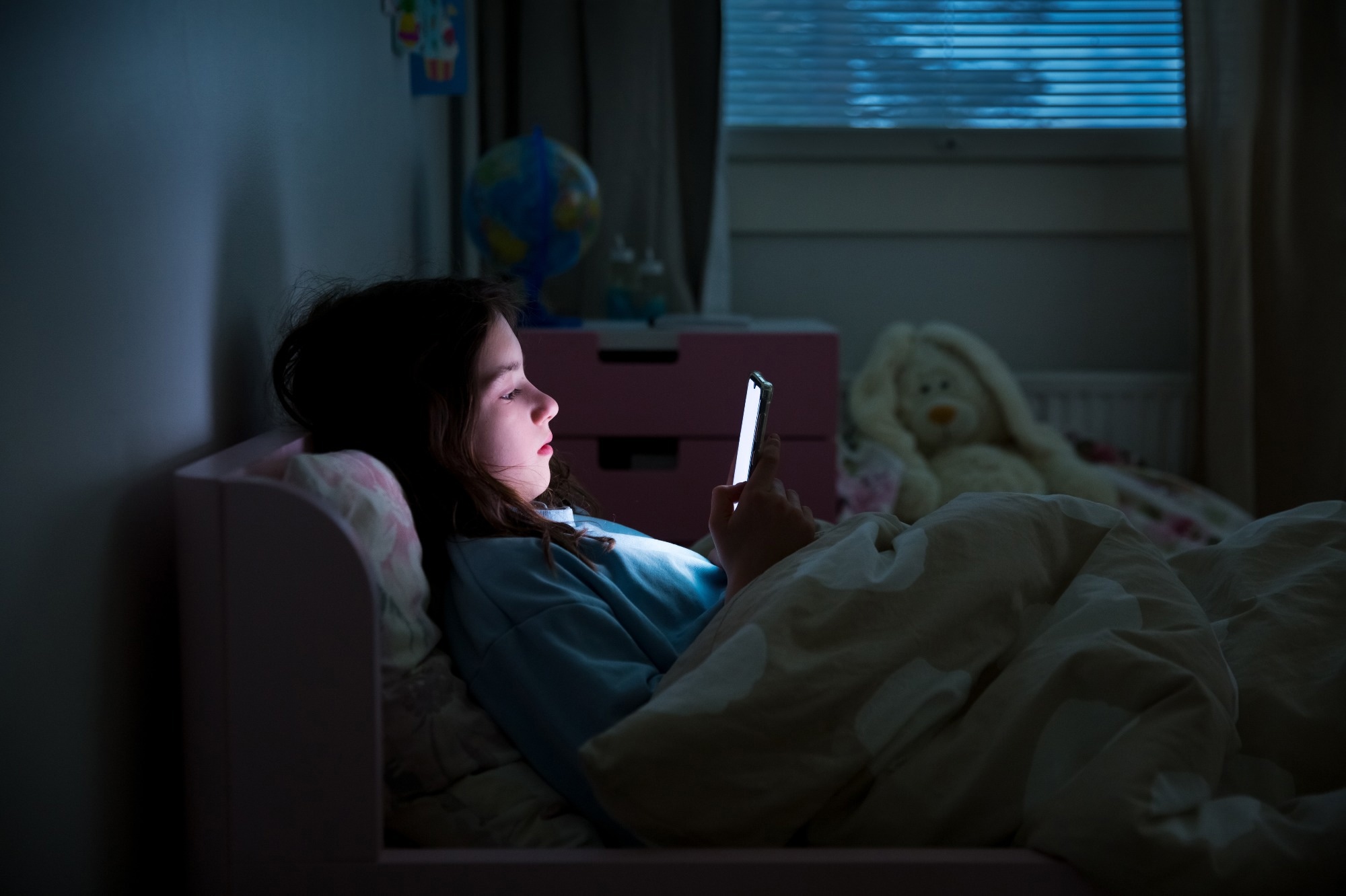 Study: Nighttime Phone Use and Past Exposure to Cyberbullying and Their Impact on Sleep and Psychological Wellbeing in Australian Children Aged 7 to 19 Years. Image Credit: Aleksandra Suzi/Shutterstock.com