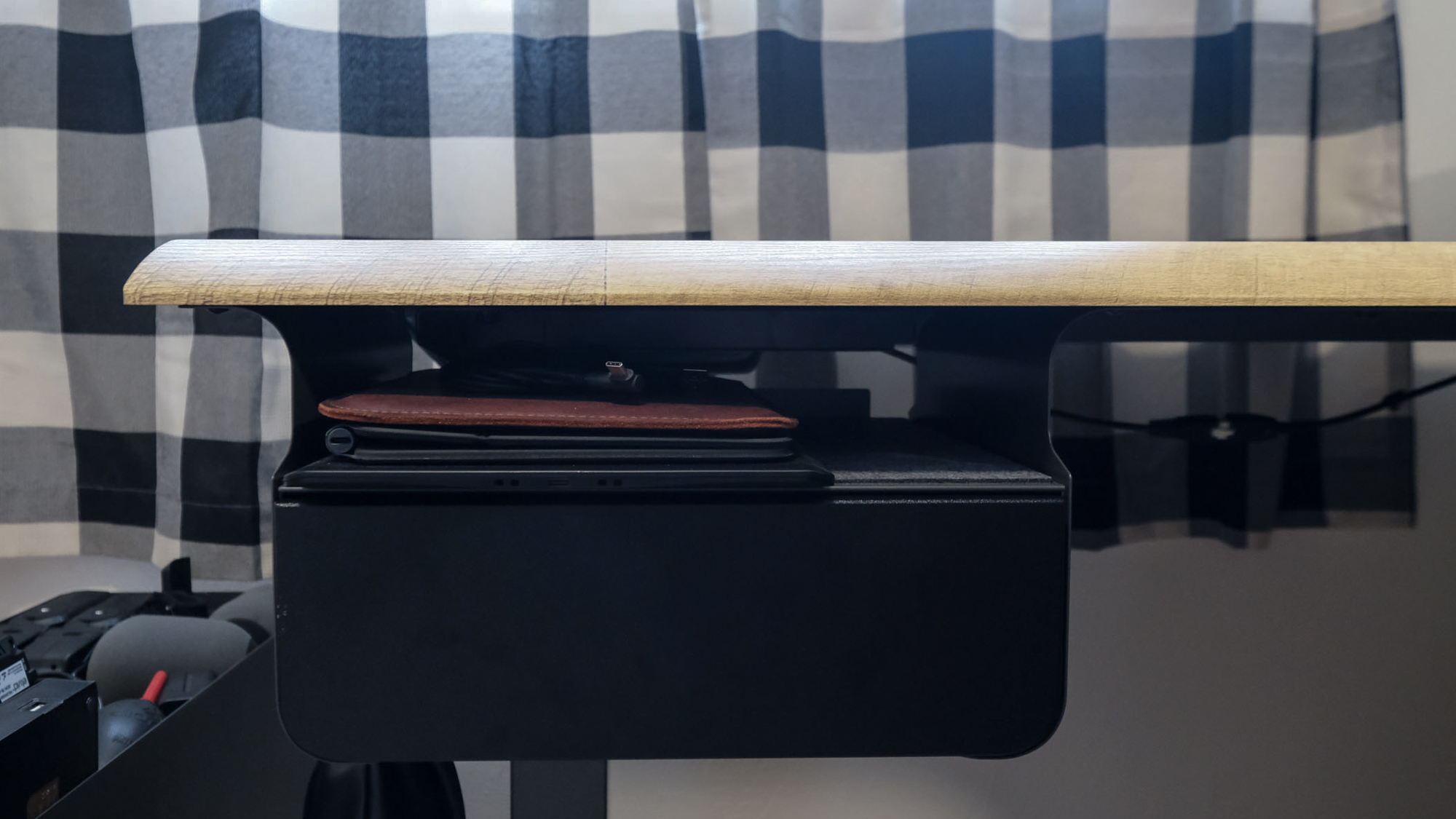 תקריב של אביזר האחסון האופציונלי מתחת לשולחן עבור שולחן העבודה העמיד החשמלי Vari L-Shape