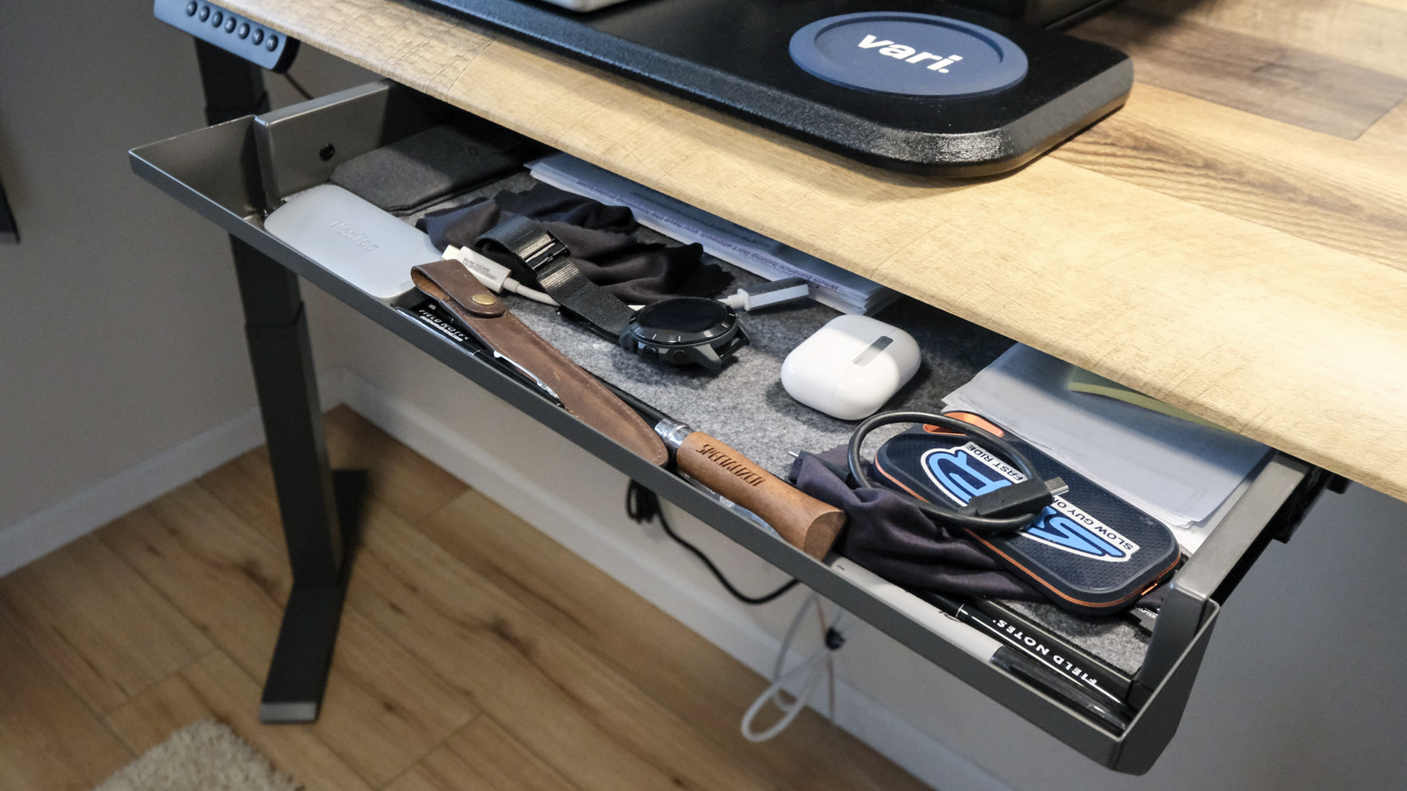 שולחן העבודה העמיד החשמלי Vari L-Shape עם אביזר מגירת השולחן האופציונלי מותקן