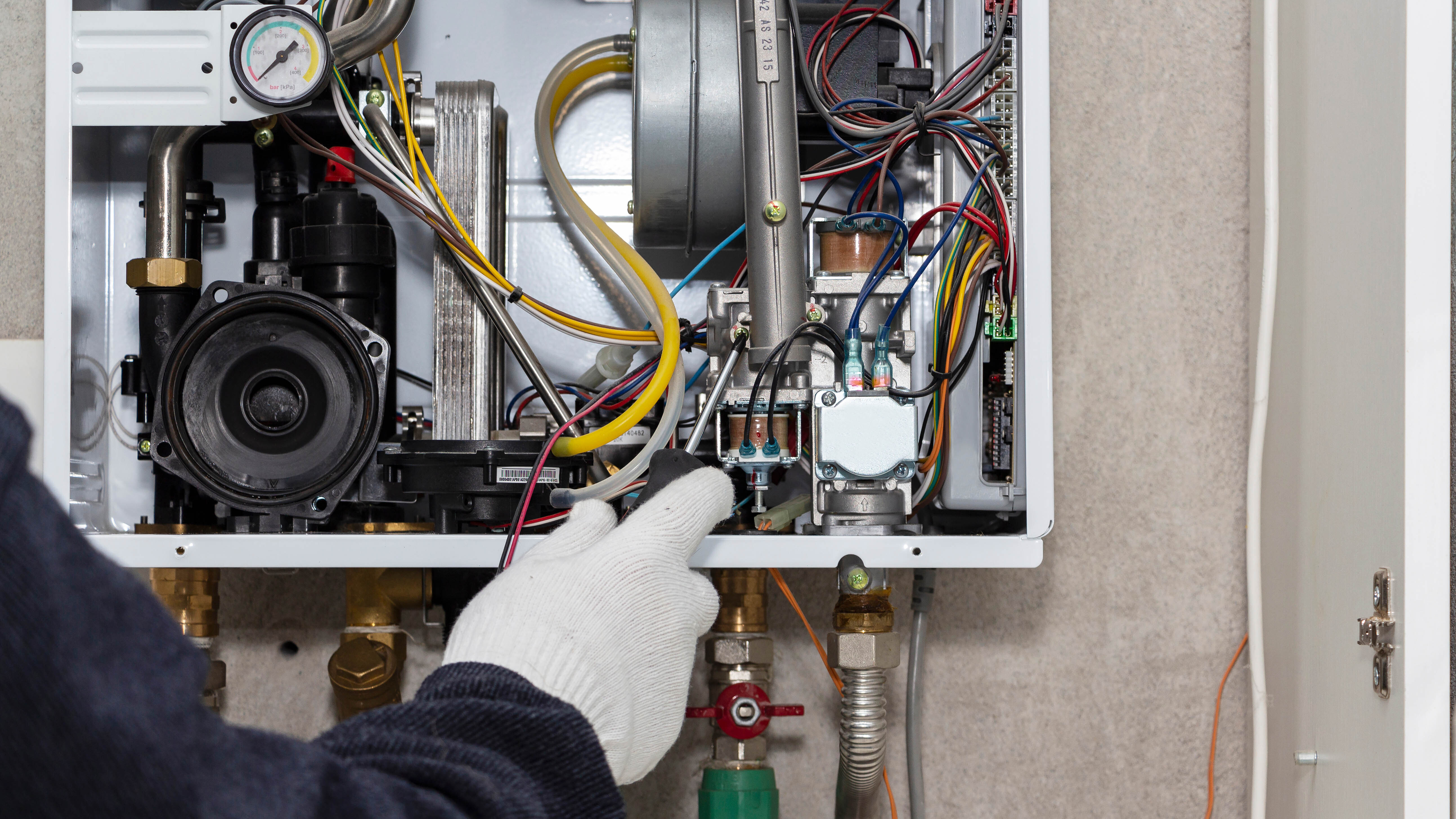 אדם שלובש כפפות לבנות המספק שירות לדוד ביתי