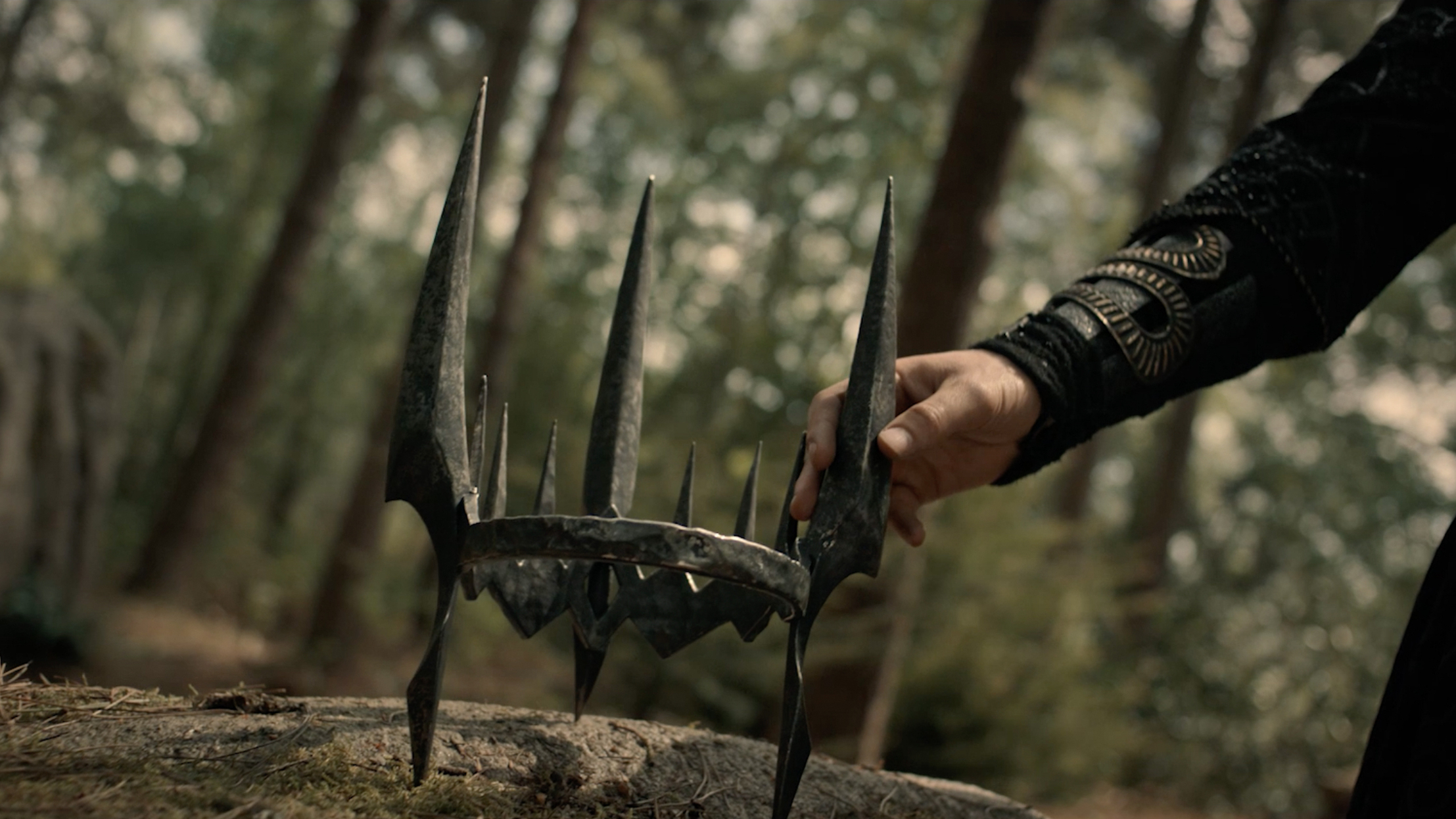 ידו של סאורון (צ'רלי ויקרס) לופתת את הכתר שלו "טבעות הכוח" סיום עונה 2