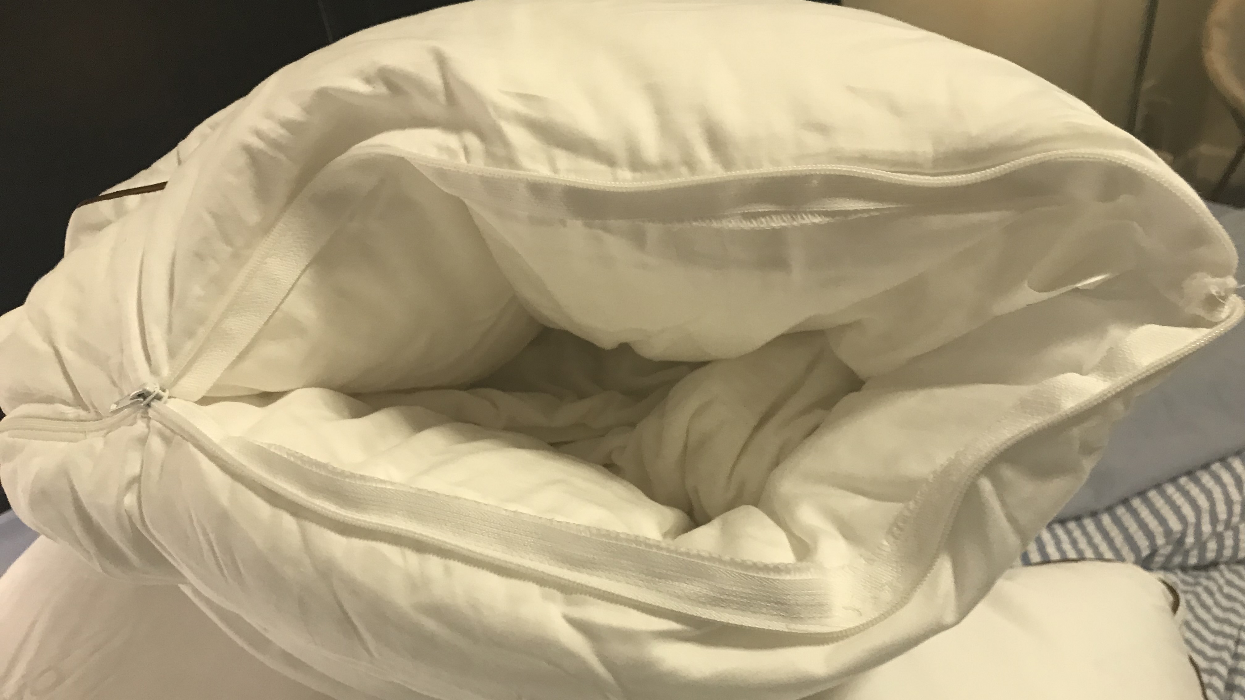 החלק הפנימי של כרית לטקס Saatva של הבודק שלנו, הכוללת ליבת לטקס ושכבה חלופית פנימית למטה